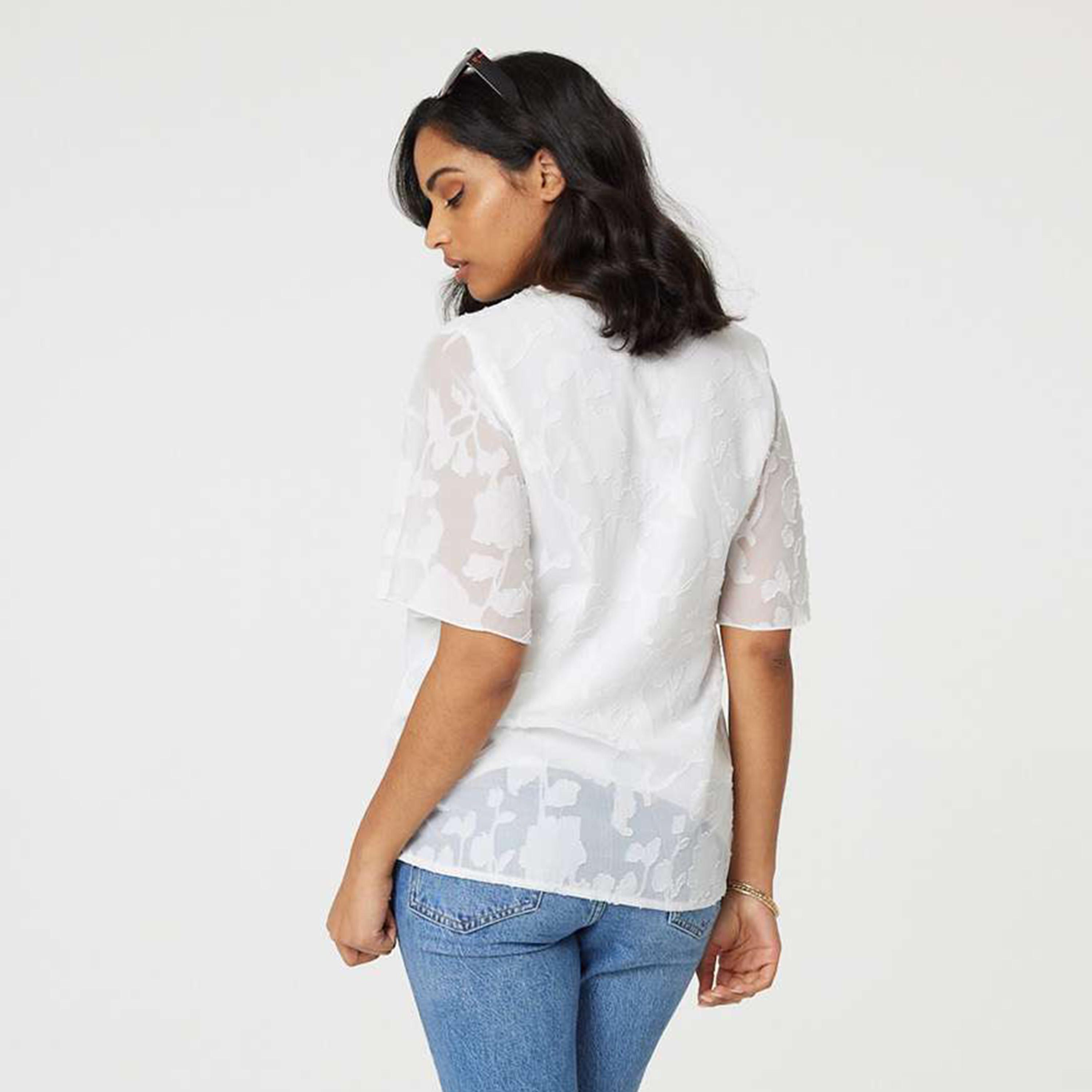 بلوزة نسائية بأكمام "فلاتر" وقماش "جاكار" بنقشة الزهور من إيزابيل لندن-women-clothing-shirtsandblouses-blouses-image-7