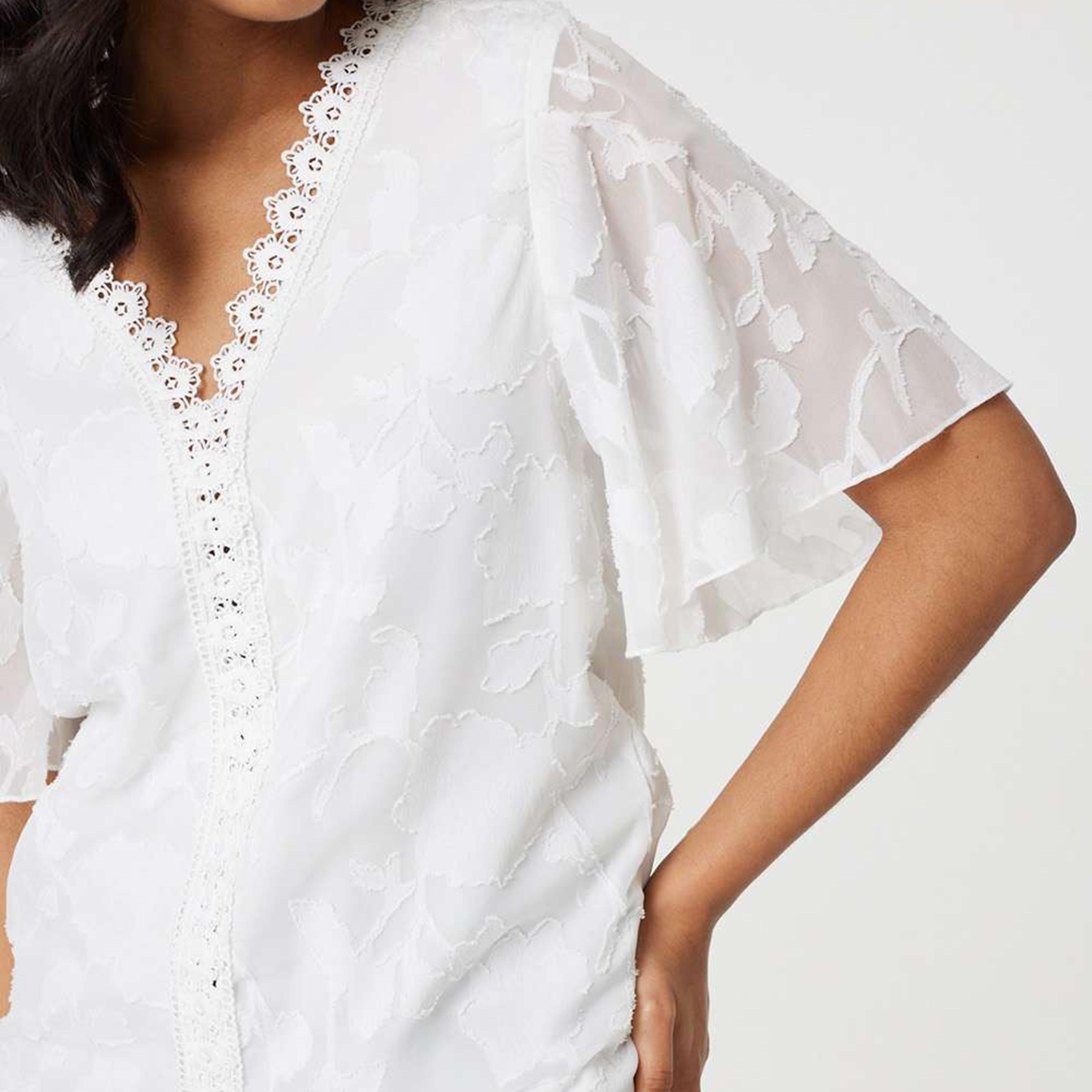 بلوزة نسائية بأكمام "فلاتر" وقماش "جاكار" بنقشة الزهور من إيزابيل لندن-women-clothing-shirtsandblouses-blouses-image-8