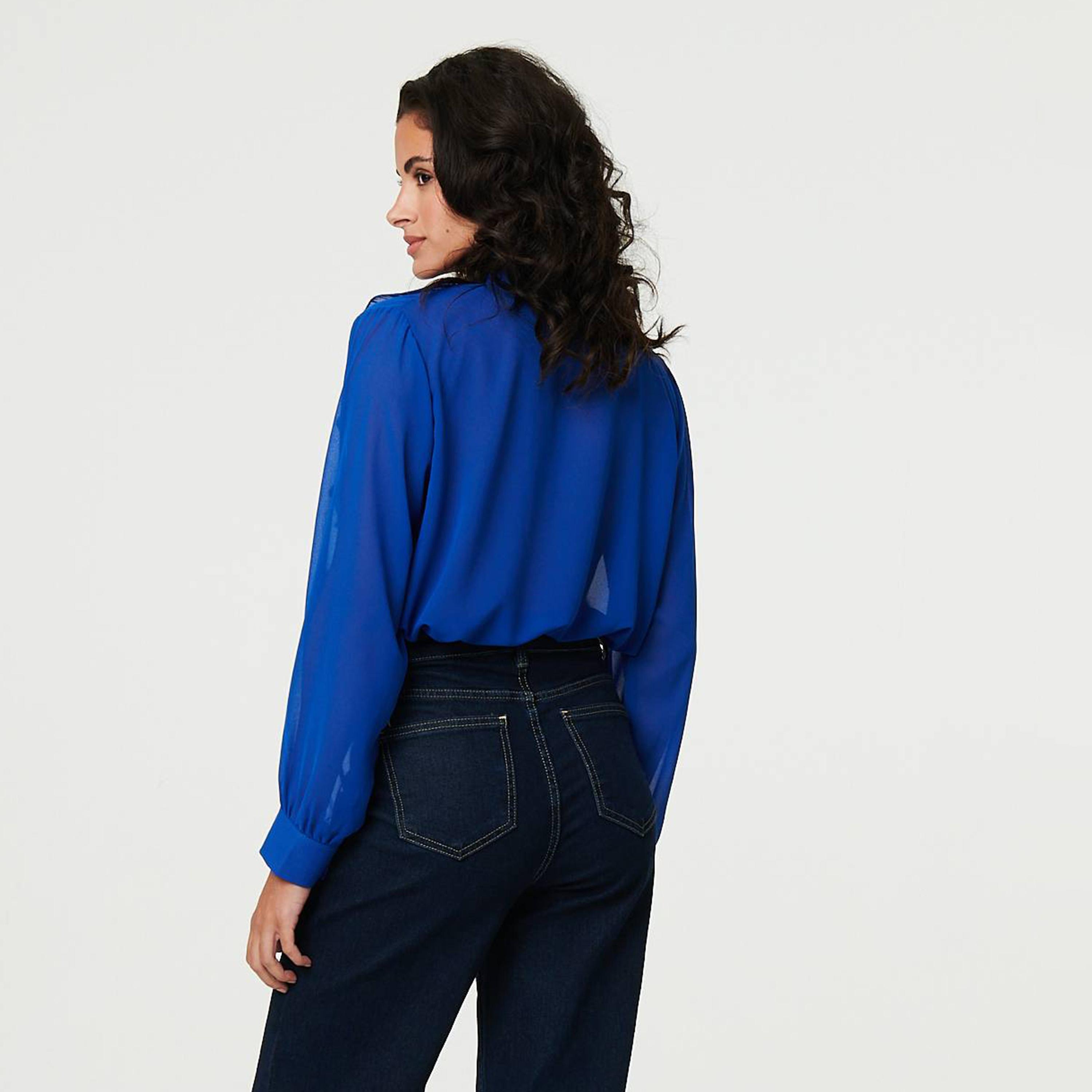 بلوزة نسائية بياقة "ماندارين" مكشكشة وأكمام "بيشوب" بلون أزرق من إيزابيل لندن-women-clothing-shirtsandblouses-blouses-image-3