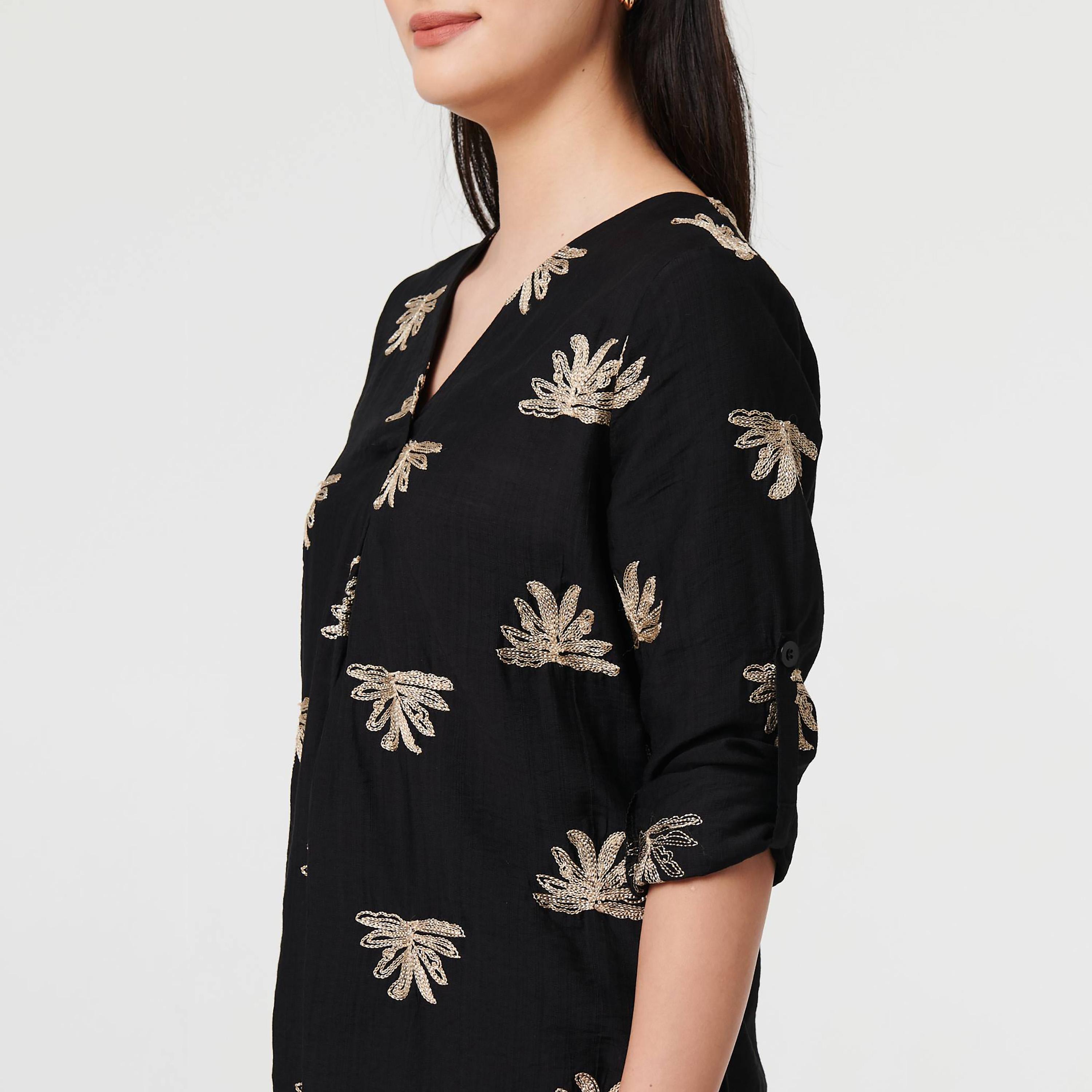 بلوزة نسائية بأكمام "رول-أب" تطوى للأعلى مع تطريز من إيزابيل لندن-women-clothing-shirtsandblouses-blouses-image-4