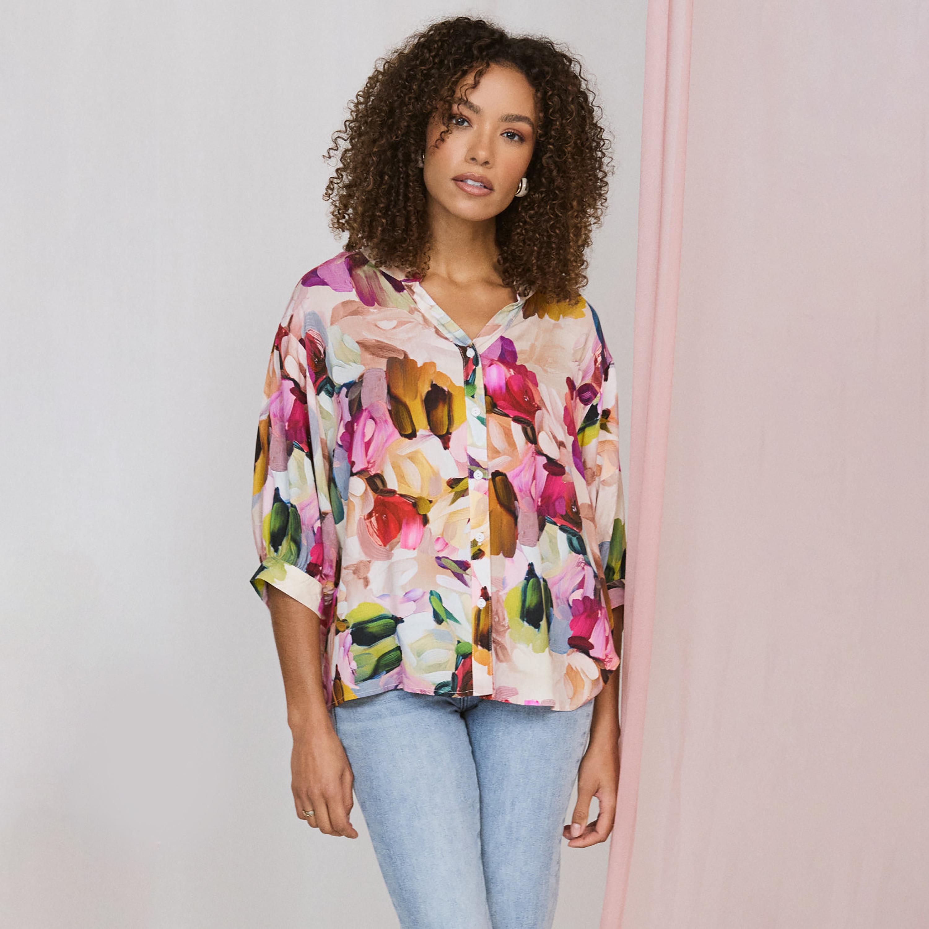 قميص نسائي بياقة "ماندارين" وأكمام "باف" وطبعة تجريدية ملونة من إيزابيل لندن-women-clothing-shirtsandblouses-shirts-image-1