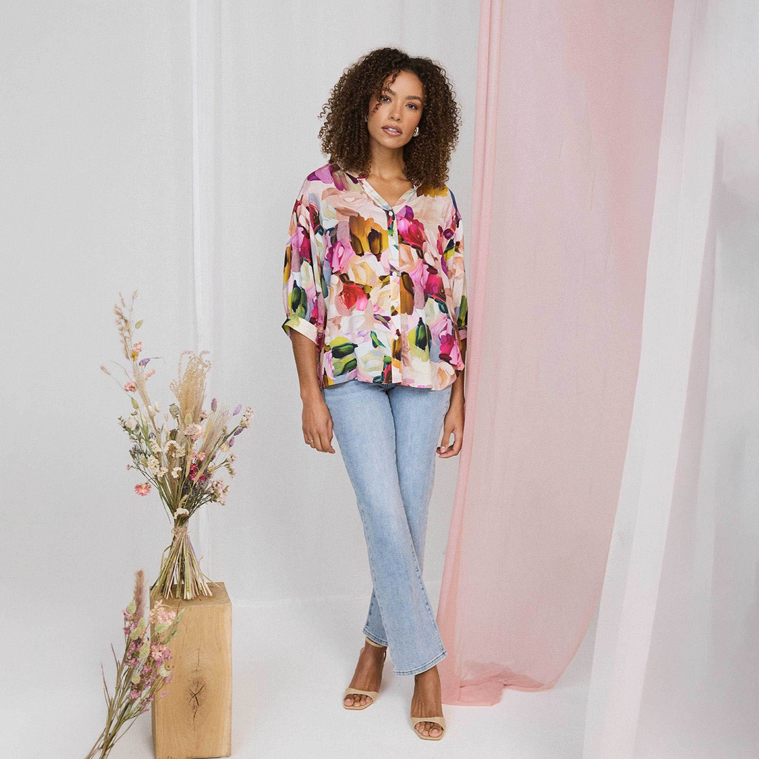 قميص نسائي بياقة "ماندارين" وأكمام "باف" وطبعة تجريدية ملونة من إيزابيل لندن-women-clothing-shirtsandblouses-shirts-image-2