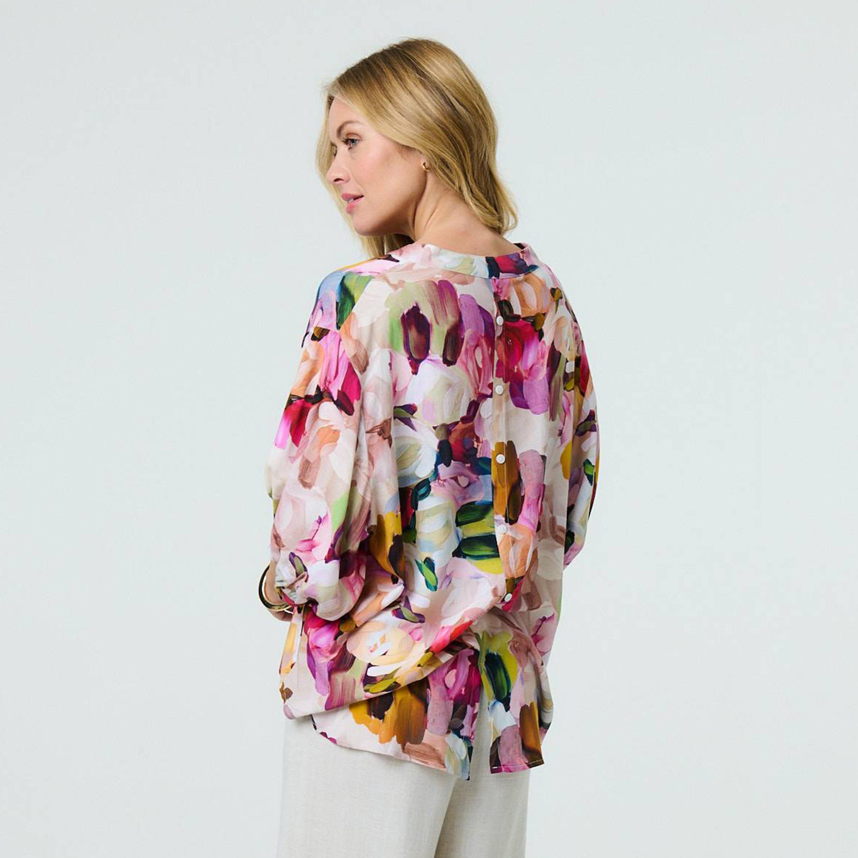 قميص نسائي بياقة "ماندارين" وأكمام "باف" وطبعة تجريدية ملونة من إيزابيل لندن-women-clothing-shirtsandblouses-shirts-image-3