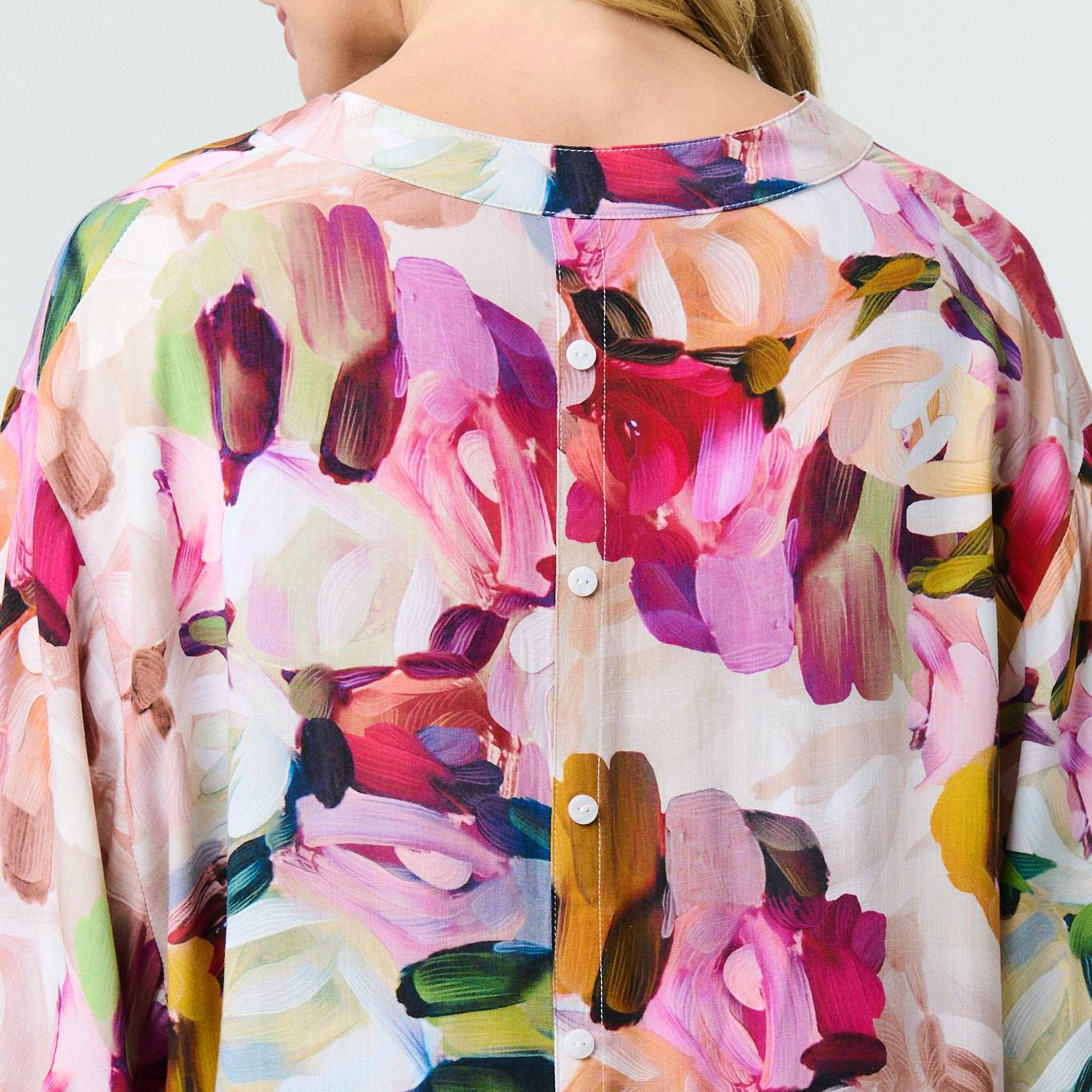 قميص نسائي بياقة "ماندارين" وأكمام "باف" وطبعة تجريدية ملونة من إيزابيل لندن-women-clothing-shirtsandblouses-shirts-image-4