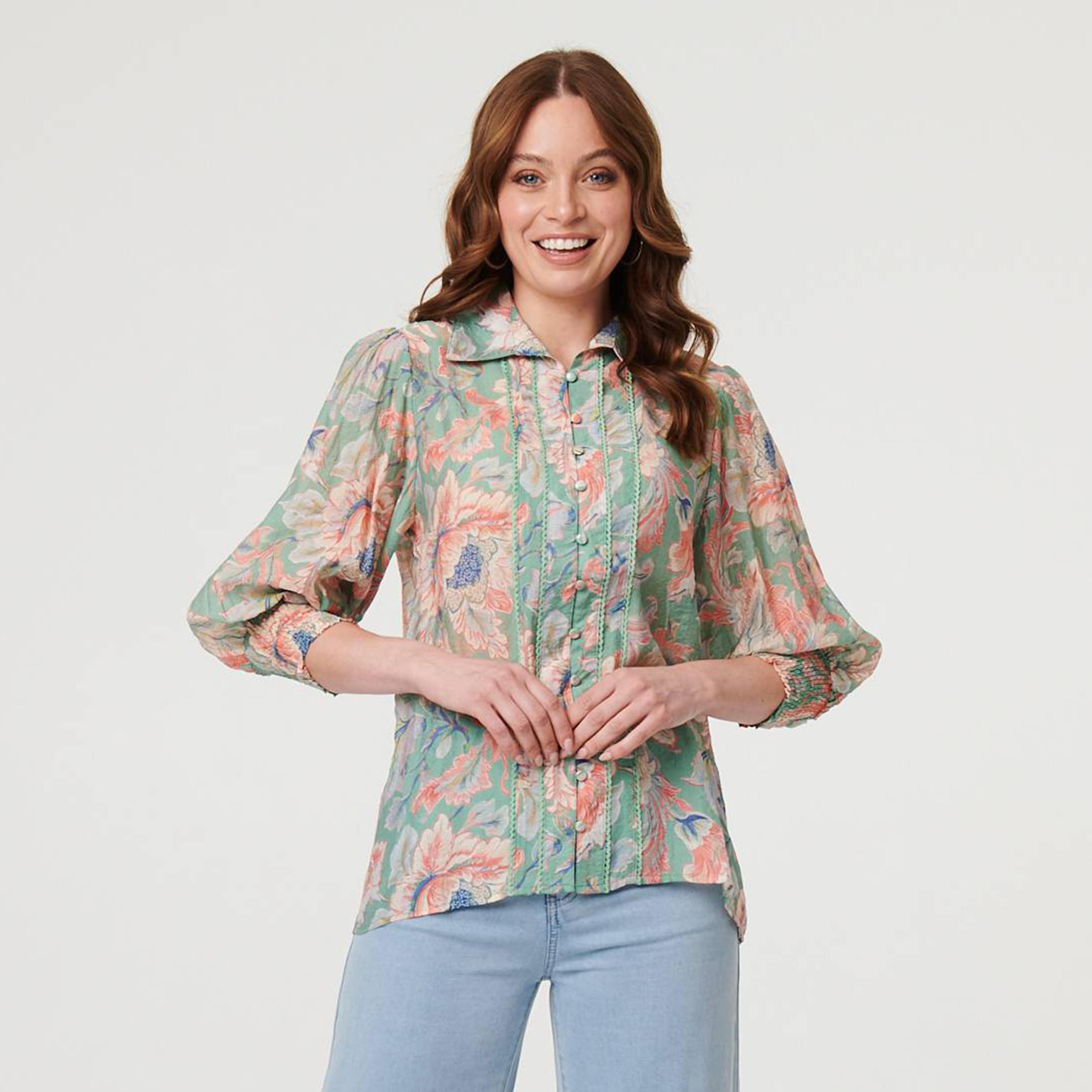 بلوزة نسائية بياقة وأكمام "بالون" وطبعة زهور متعددة الألوان من إيزابيل لندن-women-clothing-shirtsandblouses-blouses-image-1