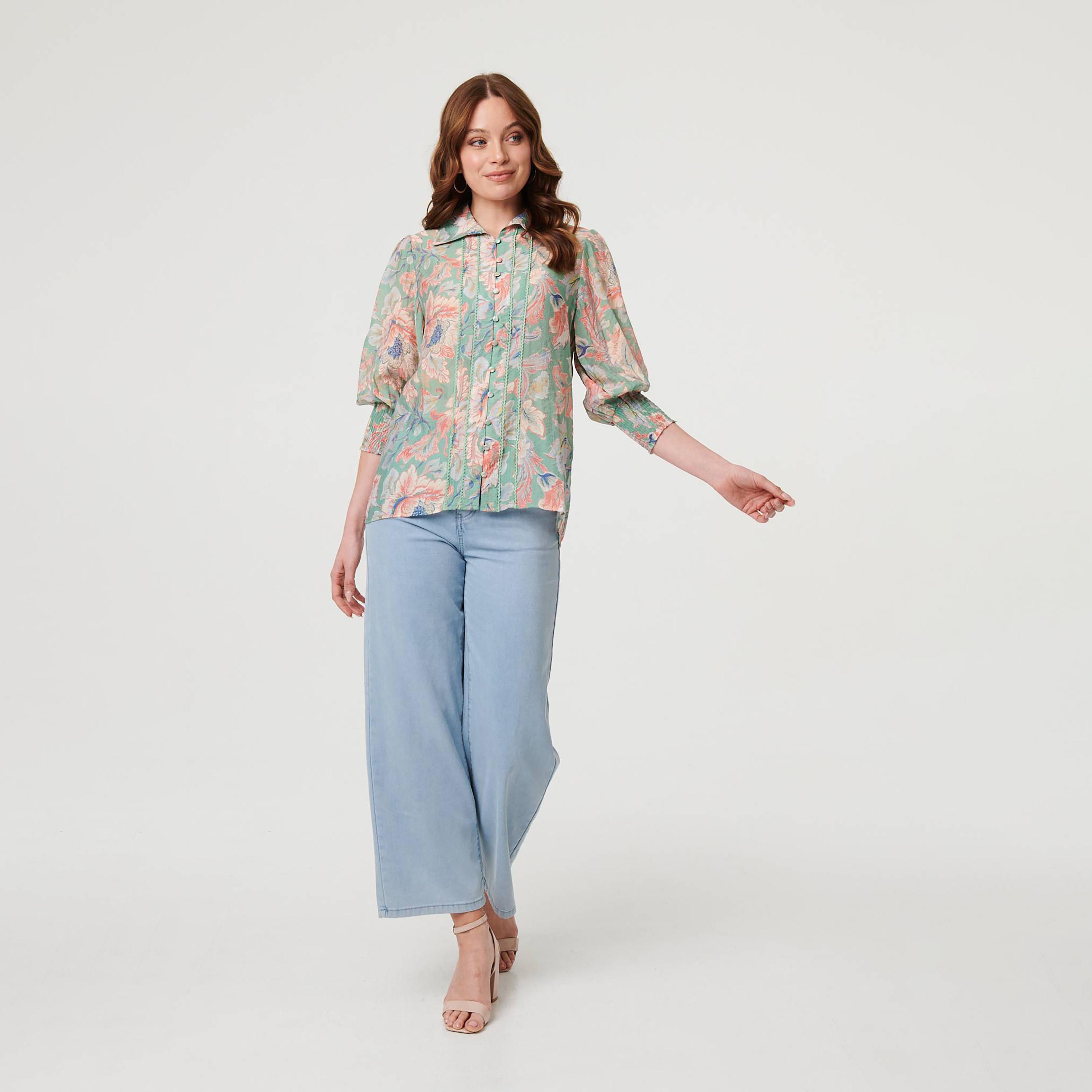 بلوزة نسائية بياقة وأكمام "بالون" وطبعة زهور متعددة الألوان من إيزابيل لندن-women-clothing-shirtsandblouses-blouses-image-2
