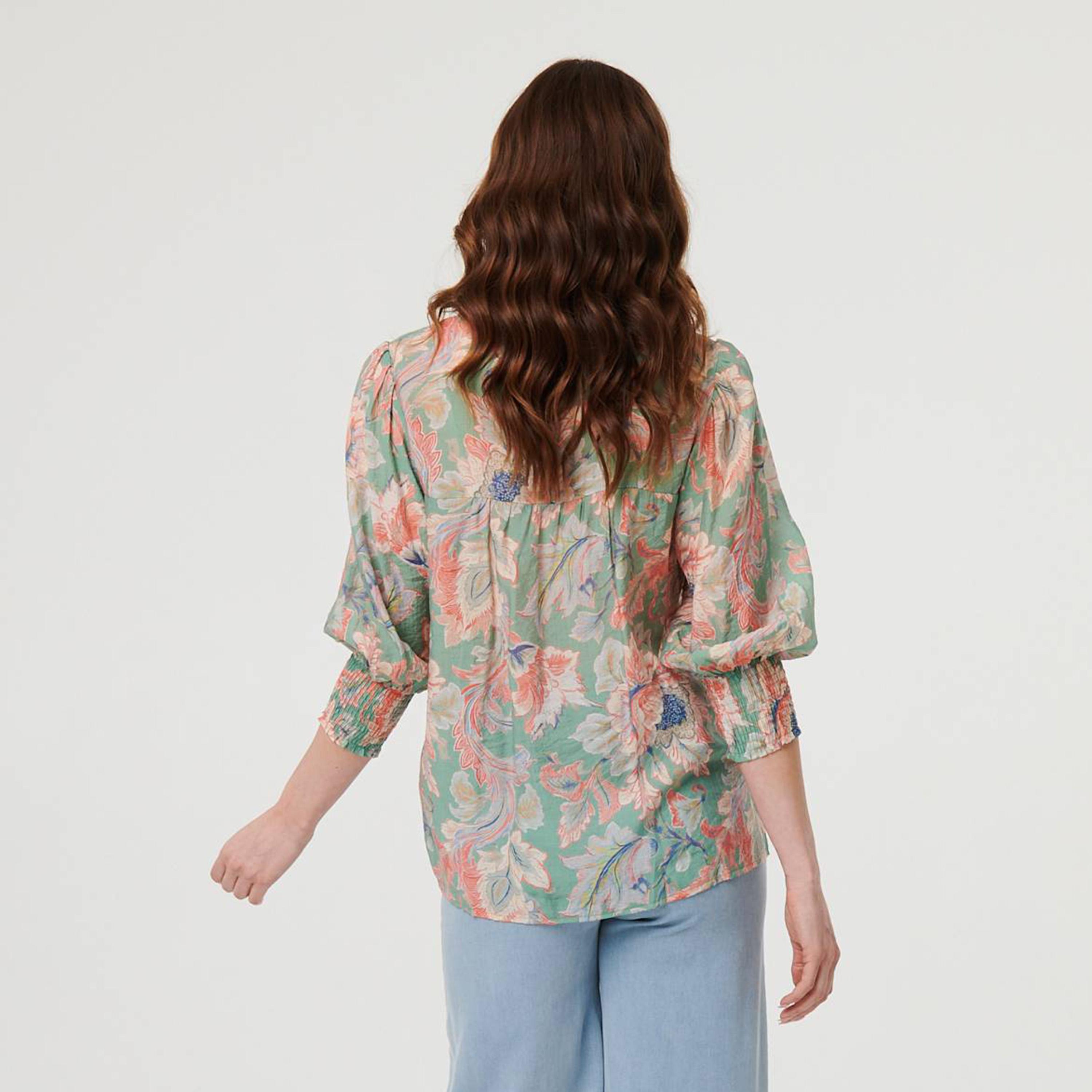 بلوزة نسائية بياقة وأكمام "بالون" وطبعة زهور متعددة الألوان من إيزابيل لندن-women-clothing-shirtsandblouses-blouses-image-3