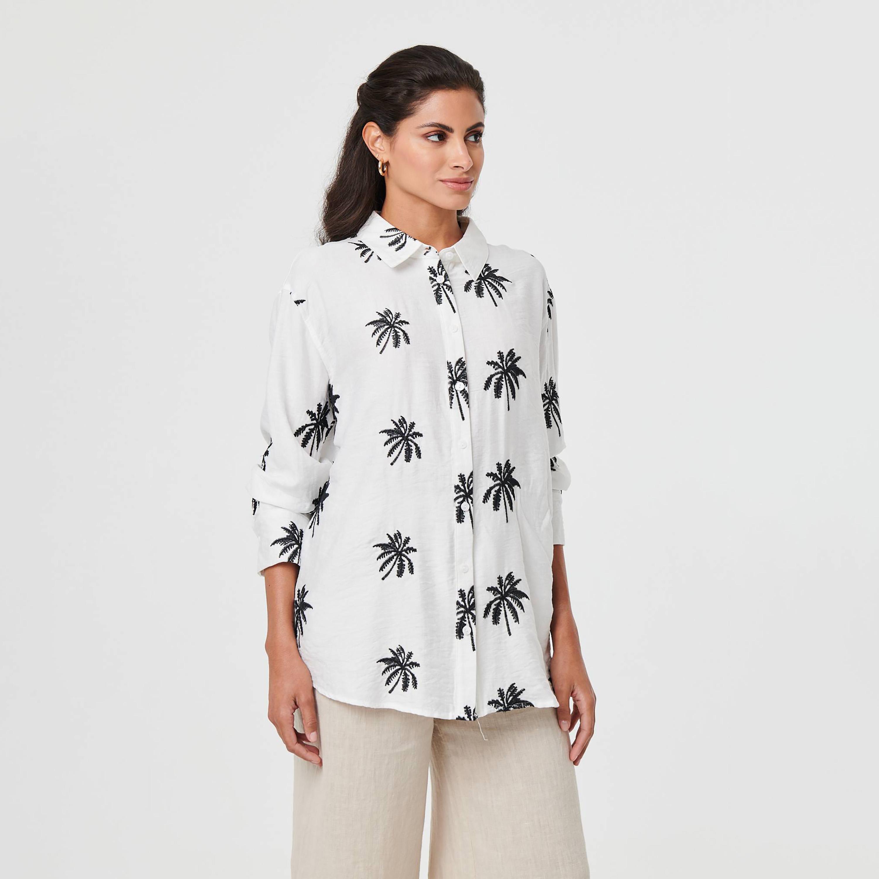 قميص نسائي بياقة وتطريز أشجار النخيل بلون أبيض من إيزابيل لندن-women-clothing-shirtsandblouses-shirts-image-1