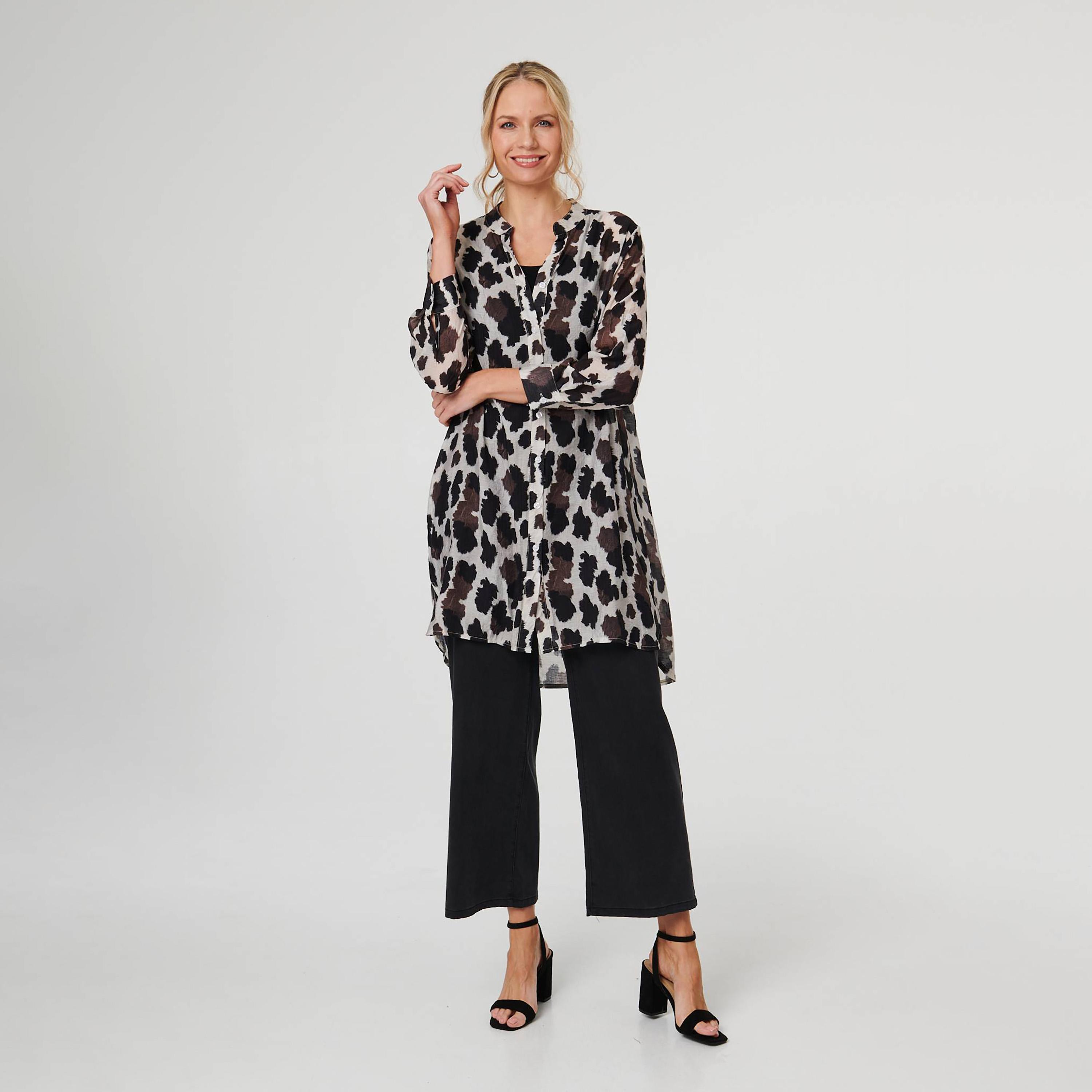 بلوزة نسائية بياقة ماندارين "ماندارين" وتصميم مطبوع بلون بني من إيزابيل لندن-women-clothing-shirtsandblouses-blouses-image-2