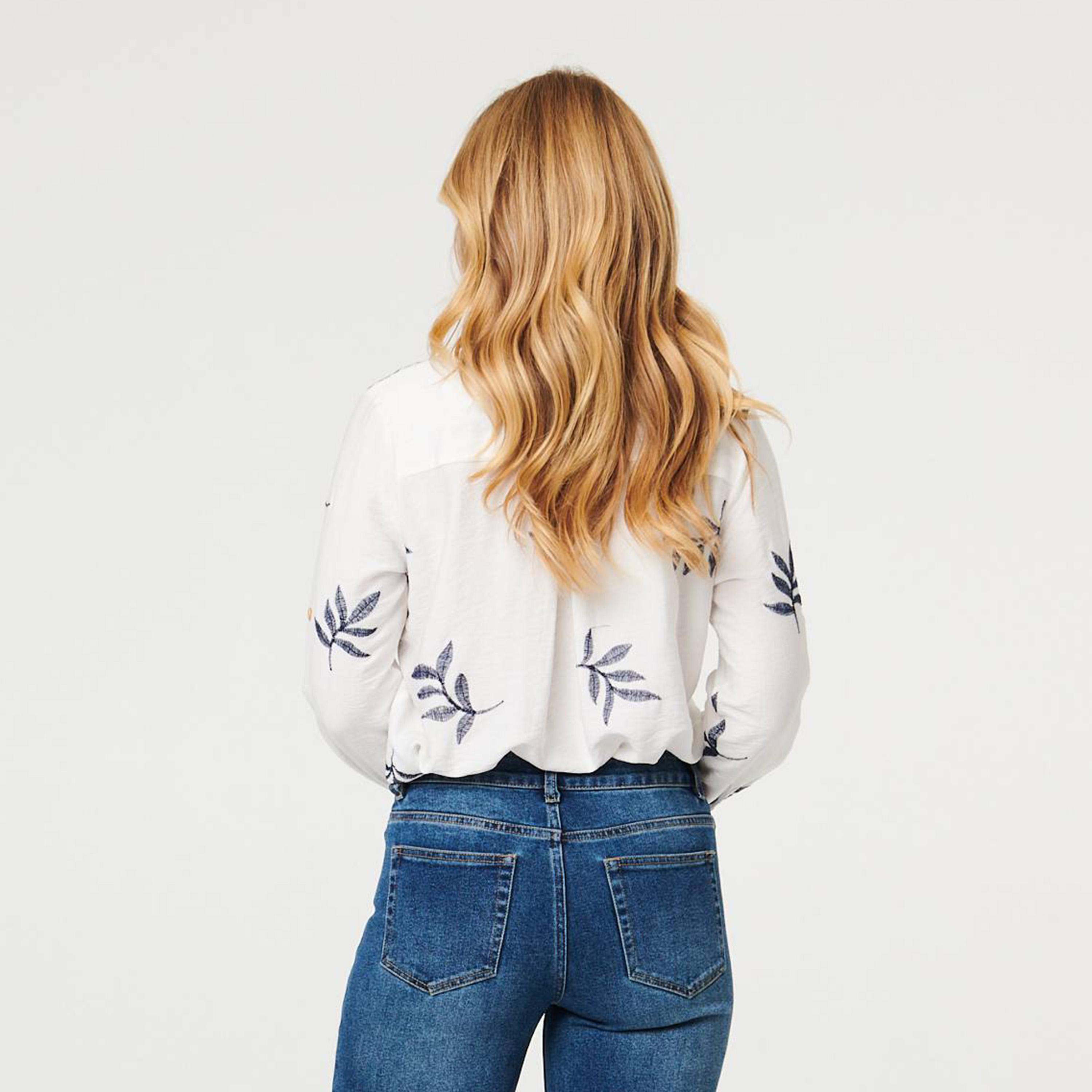 قميص بياقة وأكمام "رول-أب" وتطريز أوراق شجر بلون أبيض من إيزابيل لندن-women-clothing-shirtsandblouses-shirts-image-3
