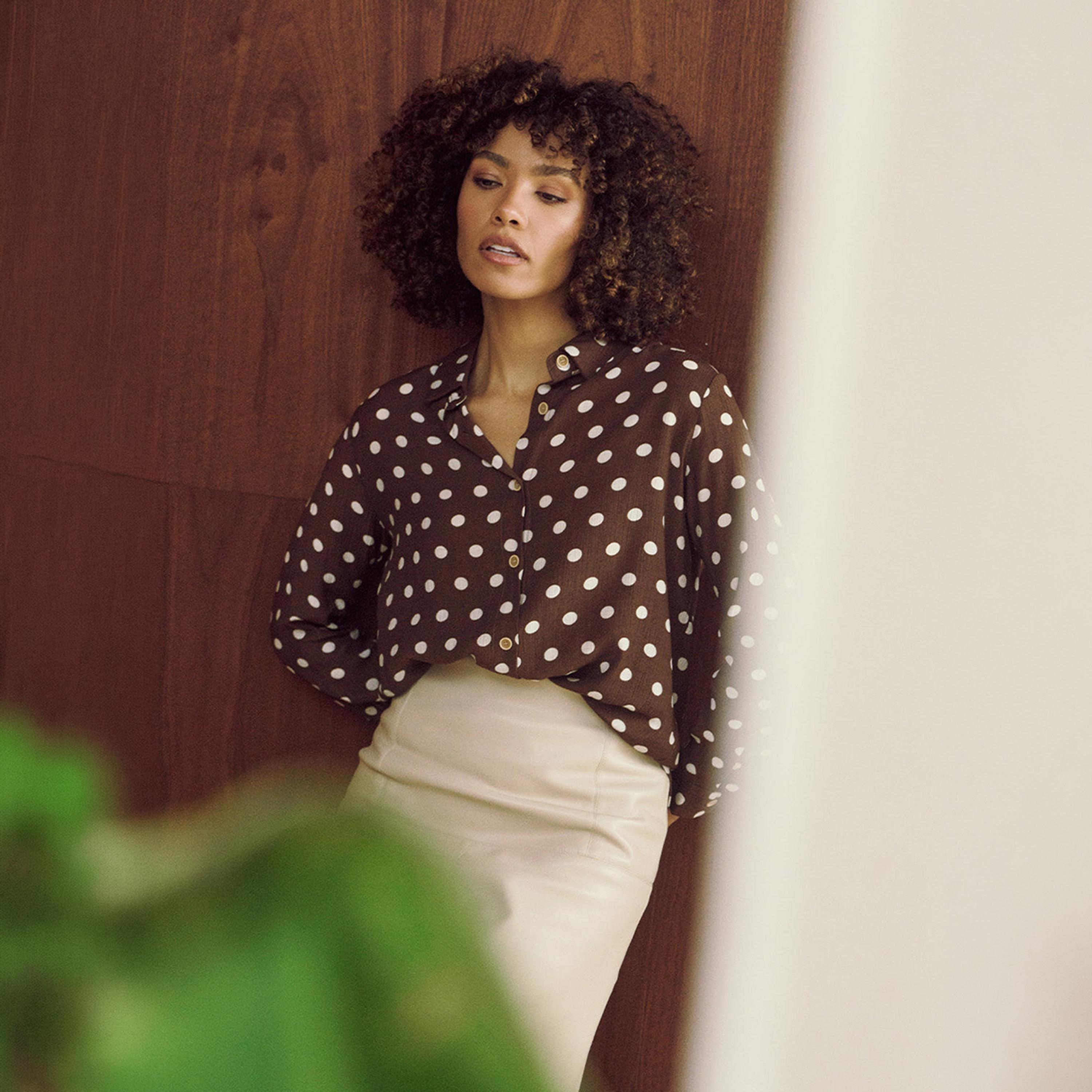 قميص نسائي بياقة وتصميم "بولكا دوت" منقط باللون البني من إيزابيل لندن-women-clothing-shirtsandblouses-shirts-image-4