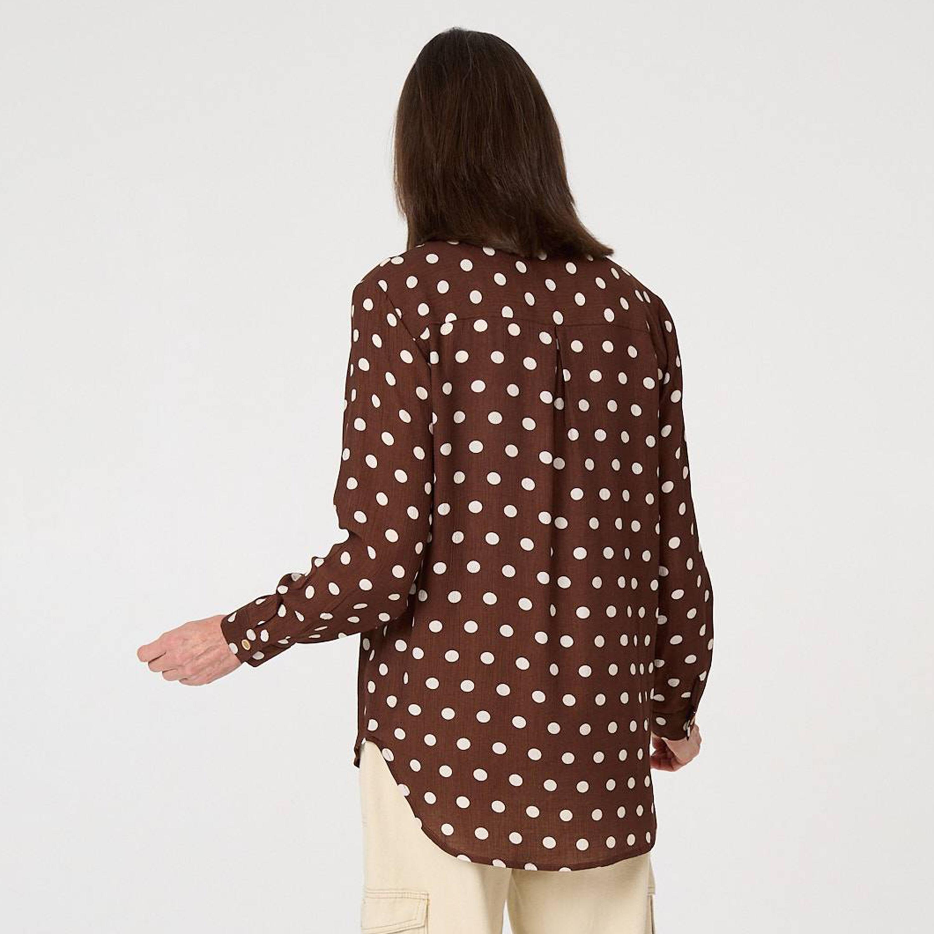 قميص نسائي بياقة وتصميم "بولكا دوت" منقط باللون البني من إيزابيل لندن-women-clothing-shirtsandblouses-shirts-image-5