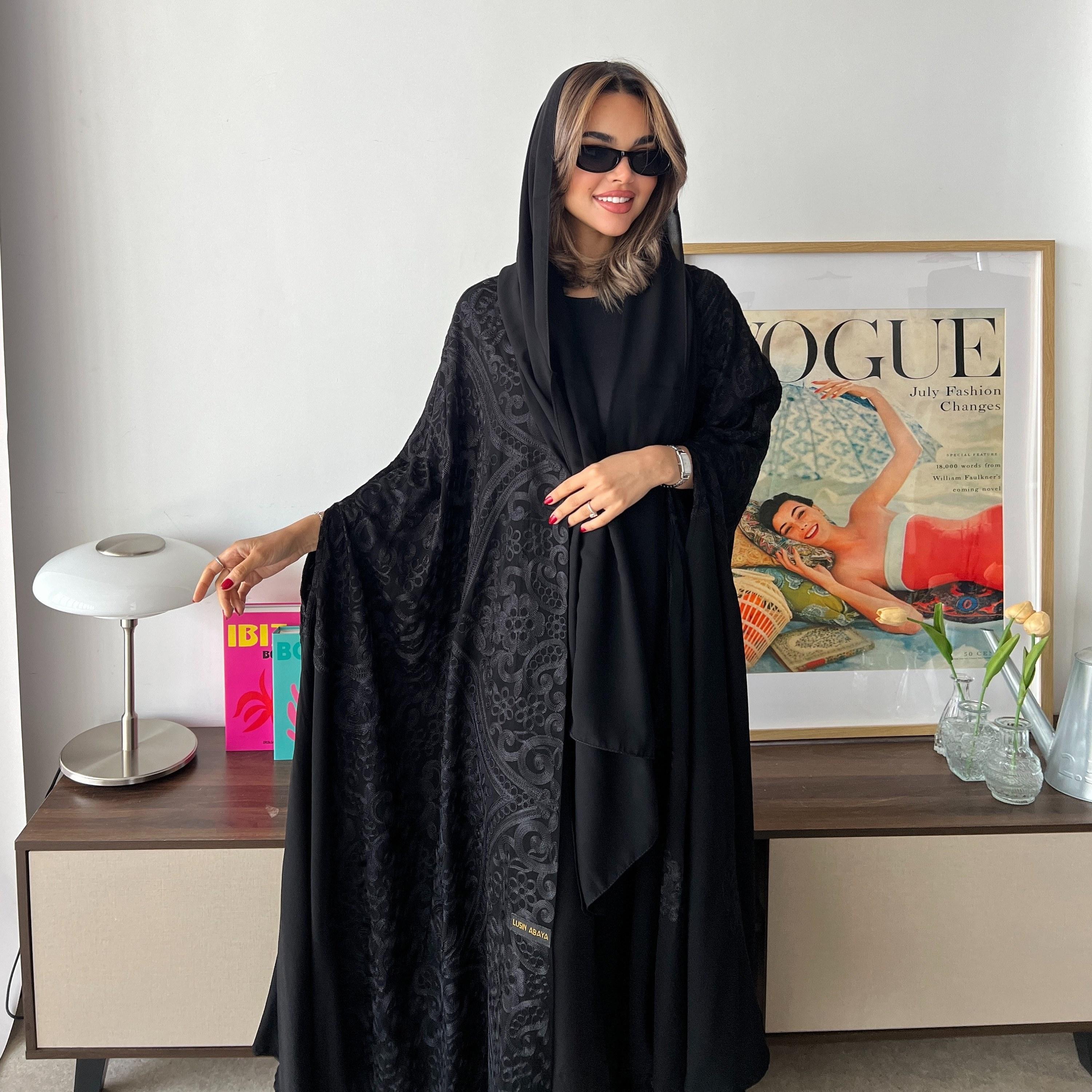 عباية سهرة حريمي قطرية بستايل البشت قماش كريب مطرزة شانيل مع حجاب من لوسين-women-arabicclothing-abayas-image-2