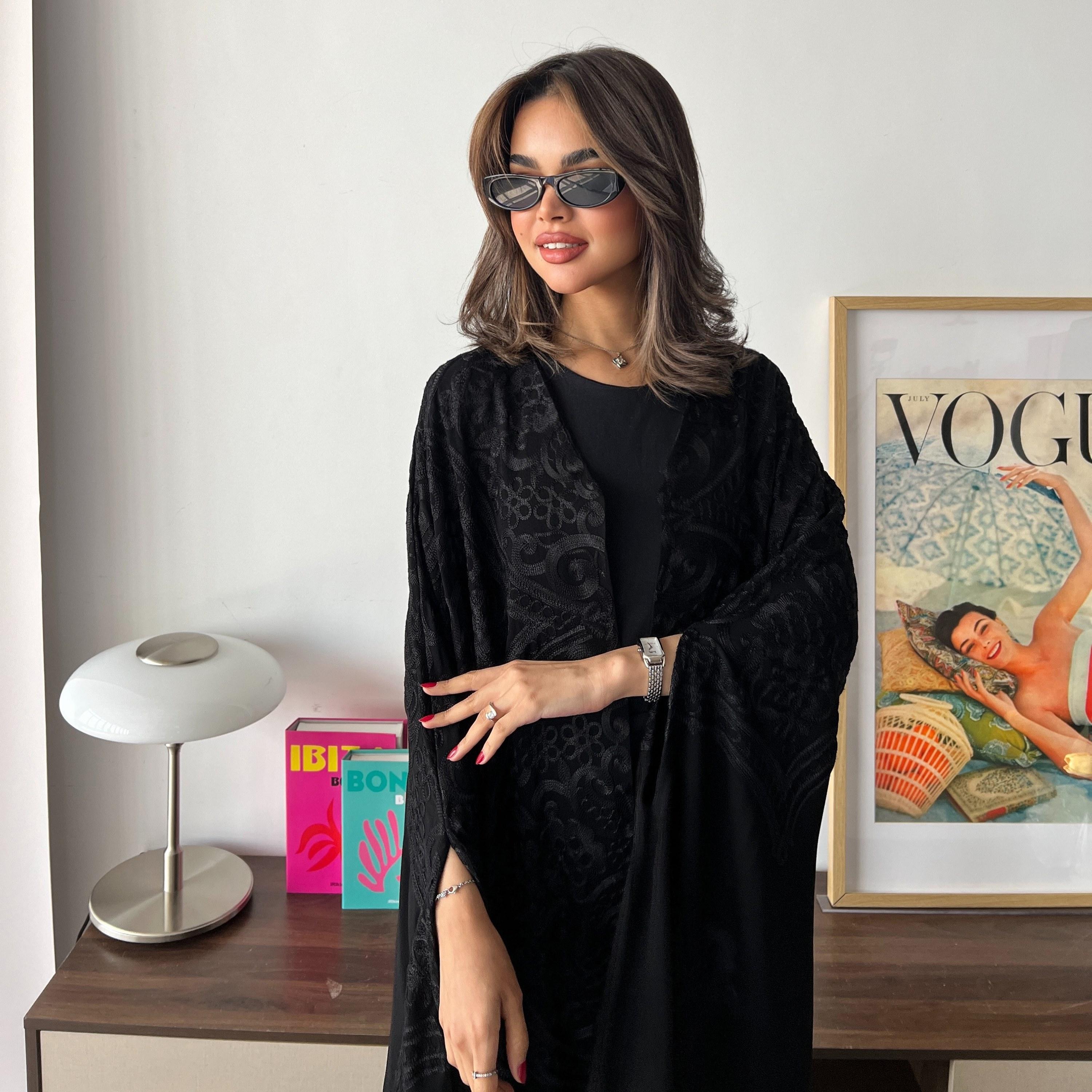 عباية سهرة حريمي قطرية بستايل البشت قماش كريب مطرزة شانيل مع حجاب من لوسين-women-arabicclothing-abayas-image-3