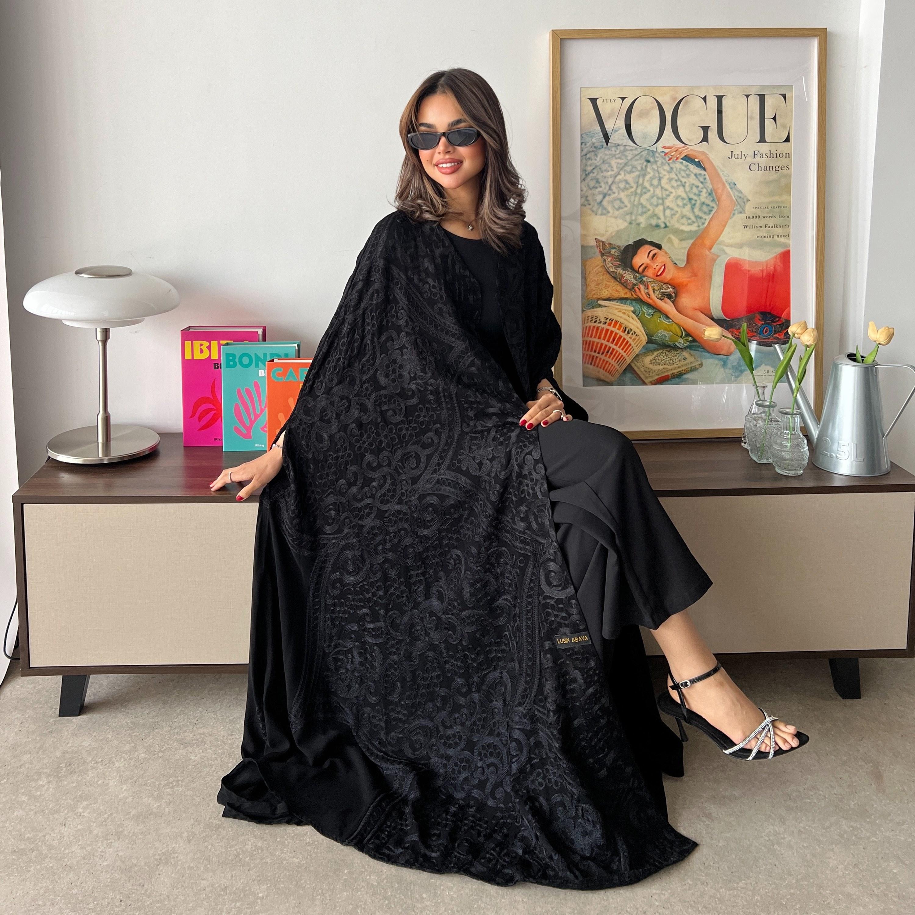 عباية سهرة حريمي قطرية بستايل البشت قماش كريب مطرزة شانيل مع حجاب من لوسين-women-arabicclothing-abayas-image-5