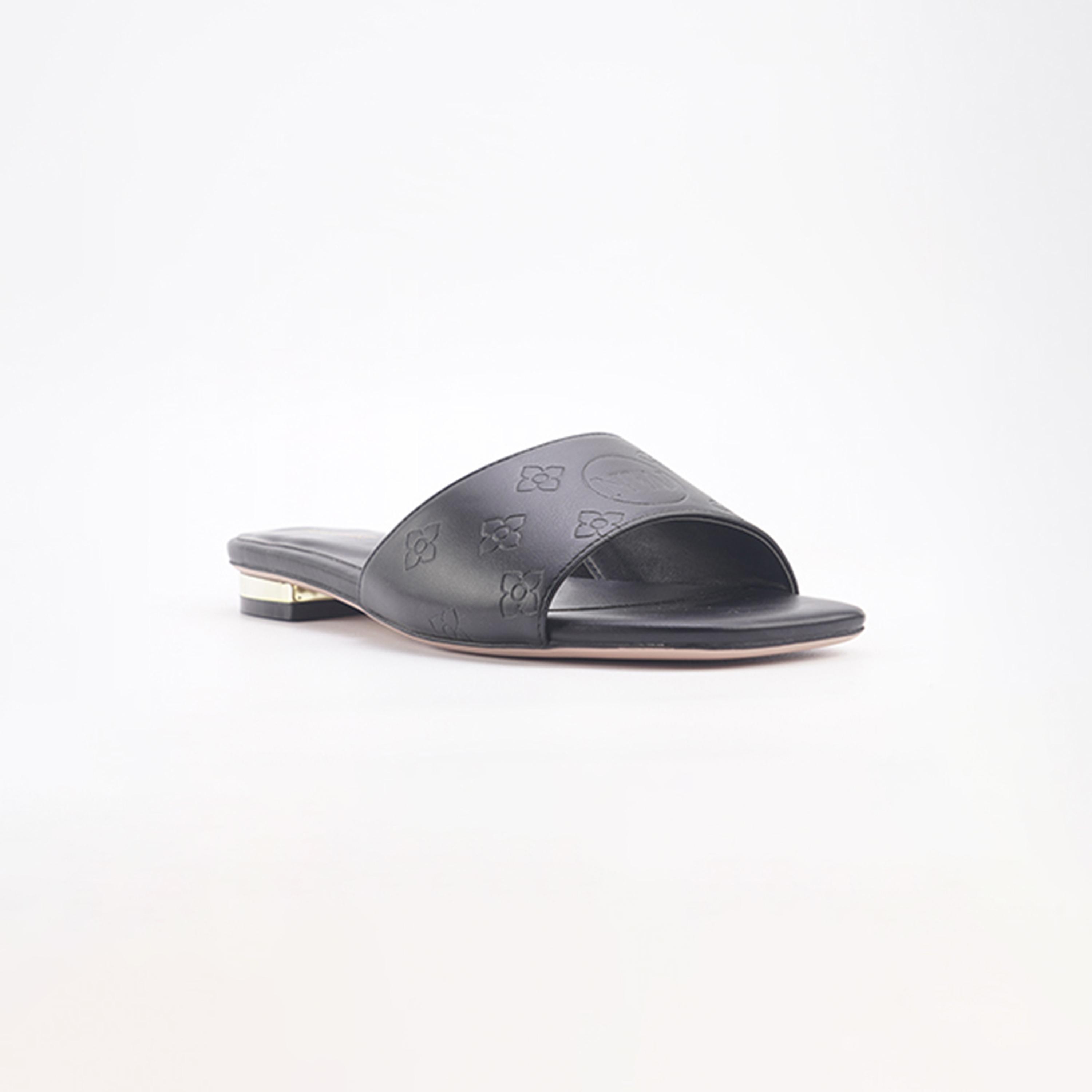 ناين ويست-صندل للنساء بطباعة الشعار | VALLES-women-shoes-sandals-flats-image-7