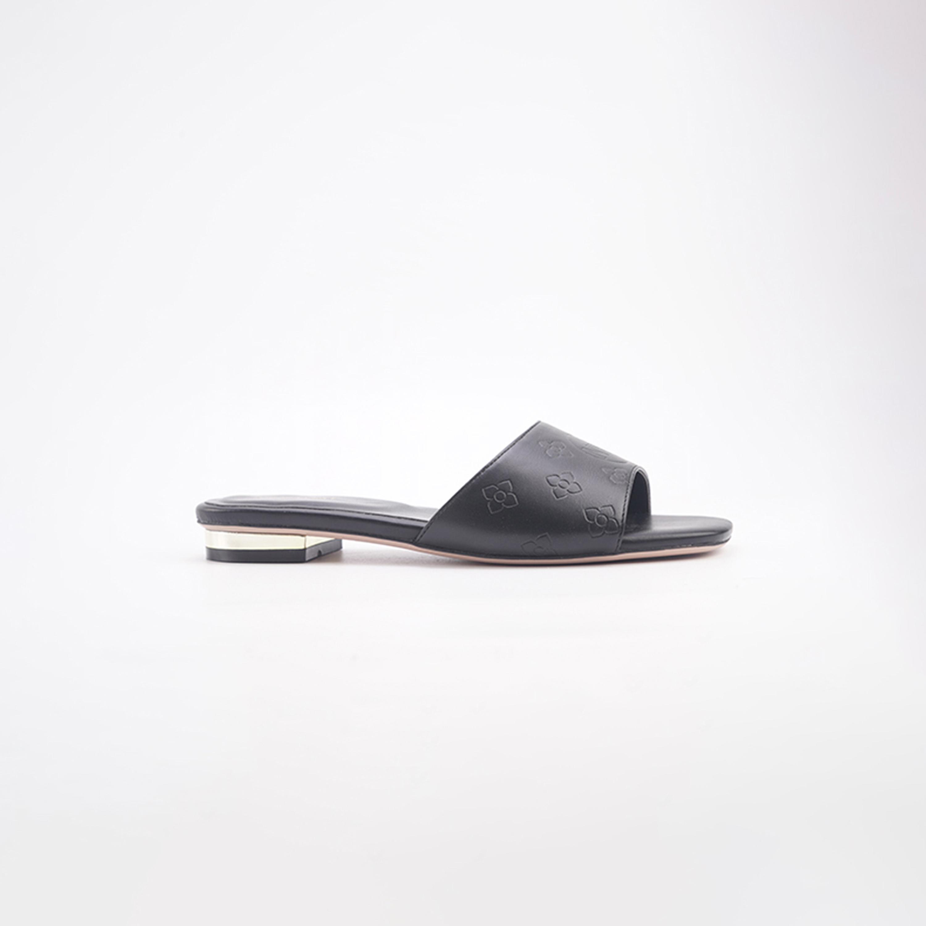ناين ويست-صندل للنساء بطباعة الشعار | VALLES-women-shoes-sandals-flats-image-8