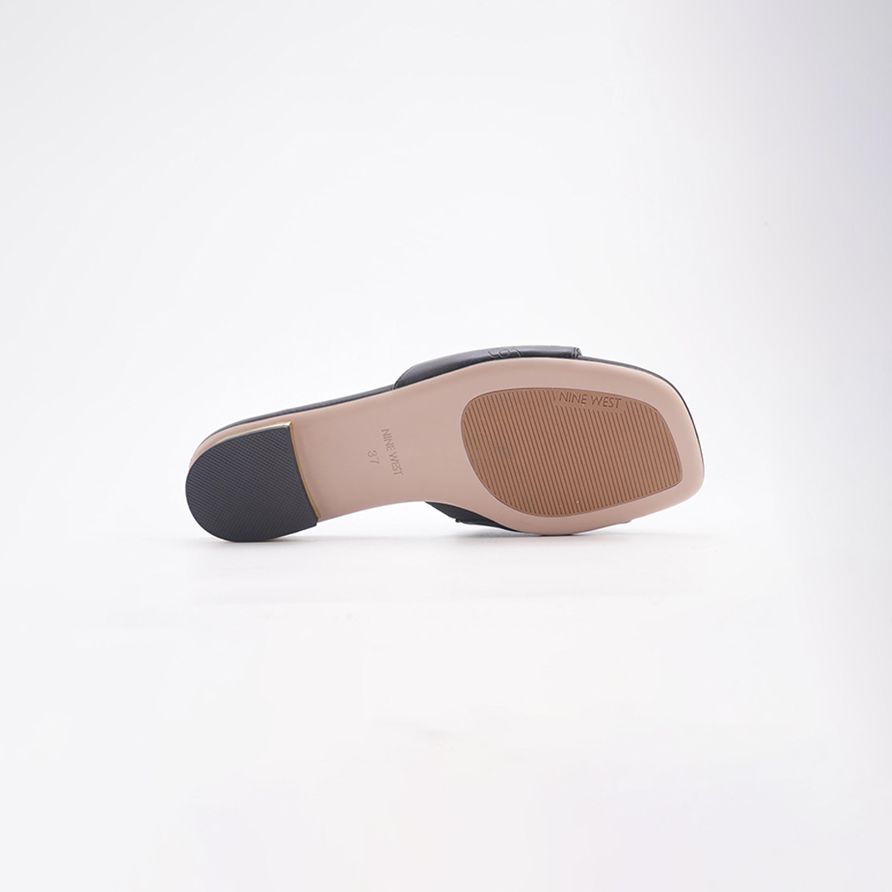 ناين ويست-صندل للنساء بطباعة الشعار | VALLES-women-shoes-sandals-flats-image-10