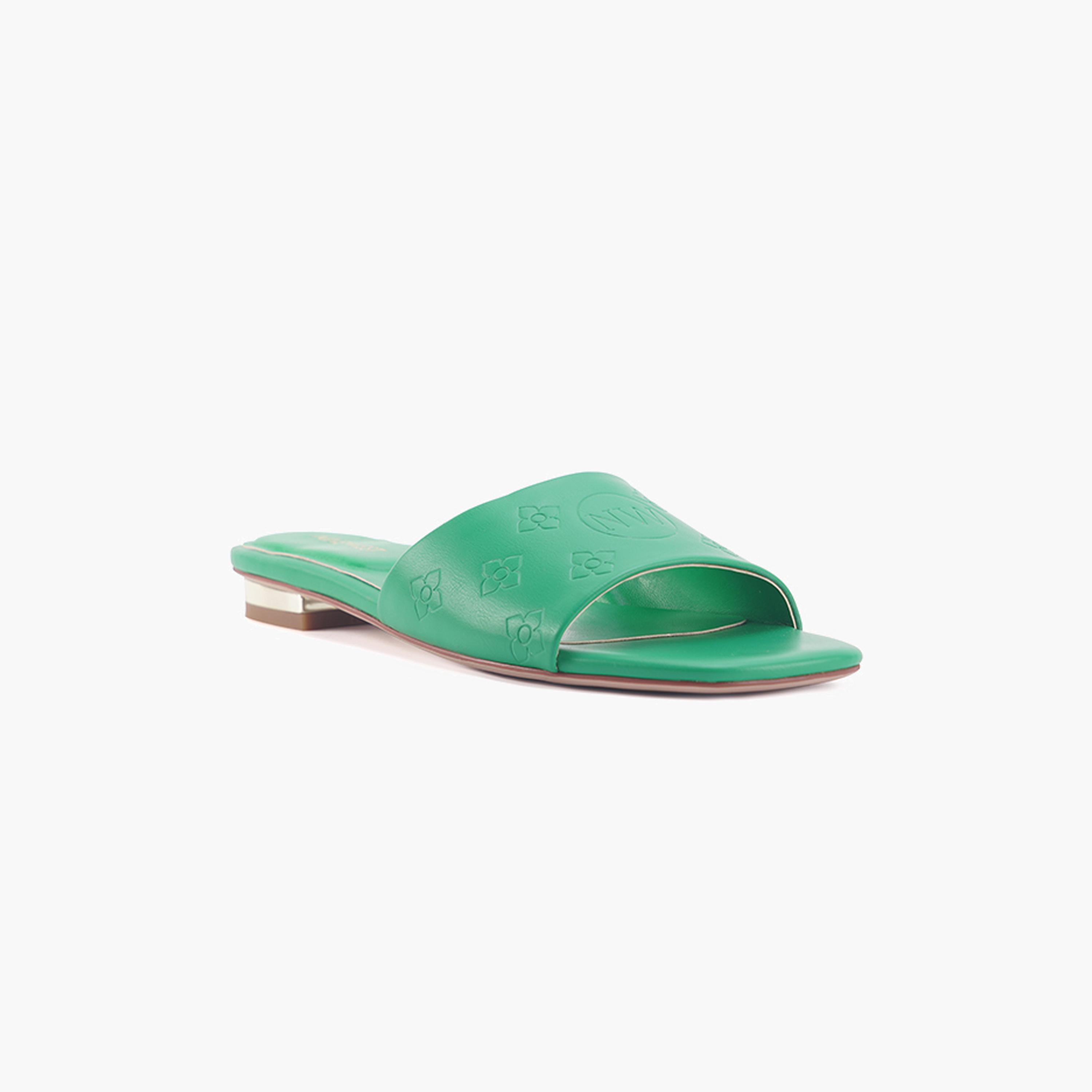 ناين ويست-صندل للنساء بطباعة الشعار | VALLES-women-shoes-sandals-flats-image-4