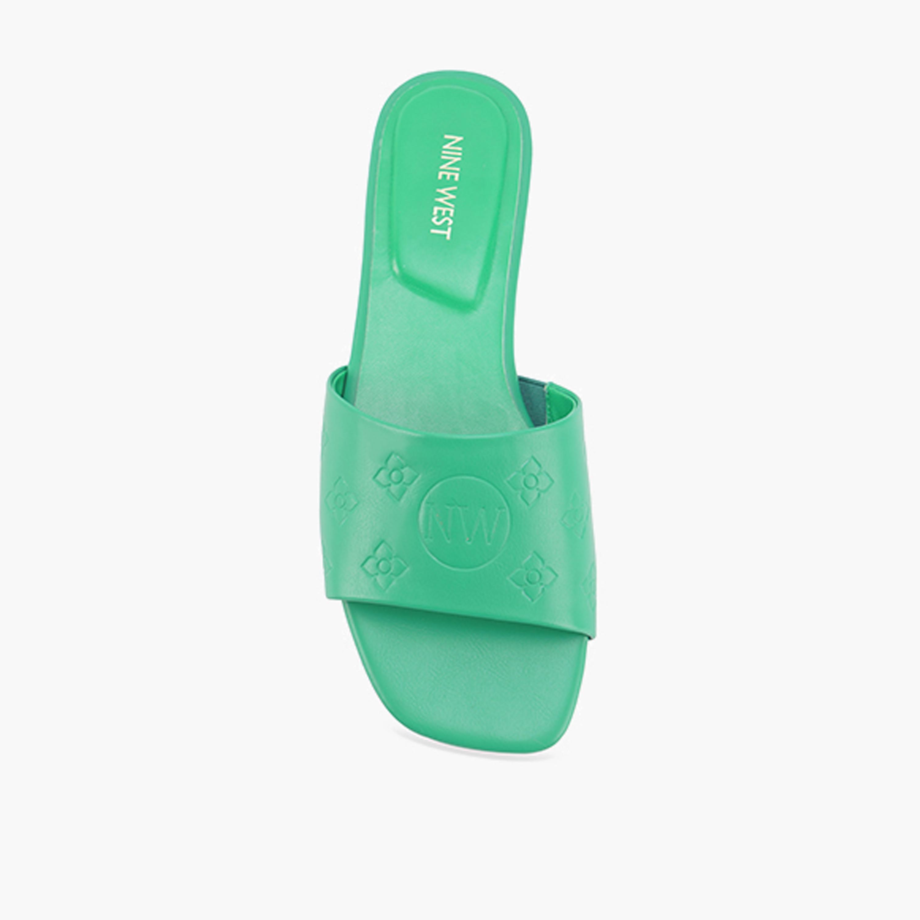 ناين ويست-صندل للنساء بطباعة الشعار | VALLES-women-shoes-sandals-flats-image-5