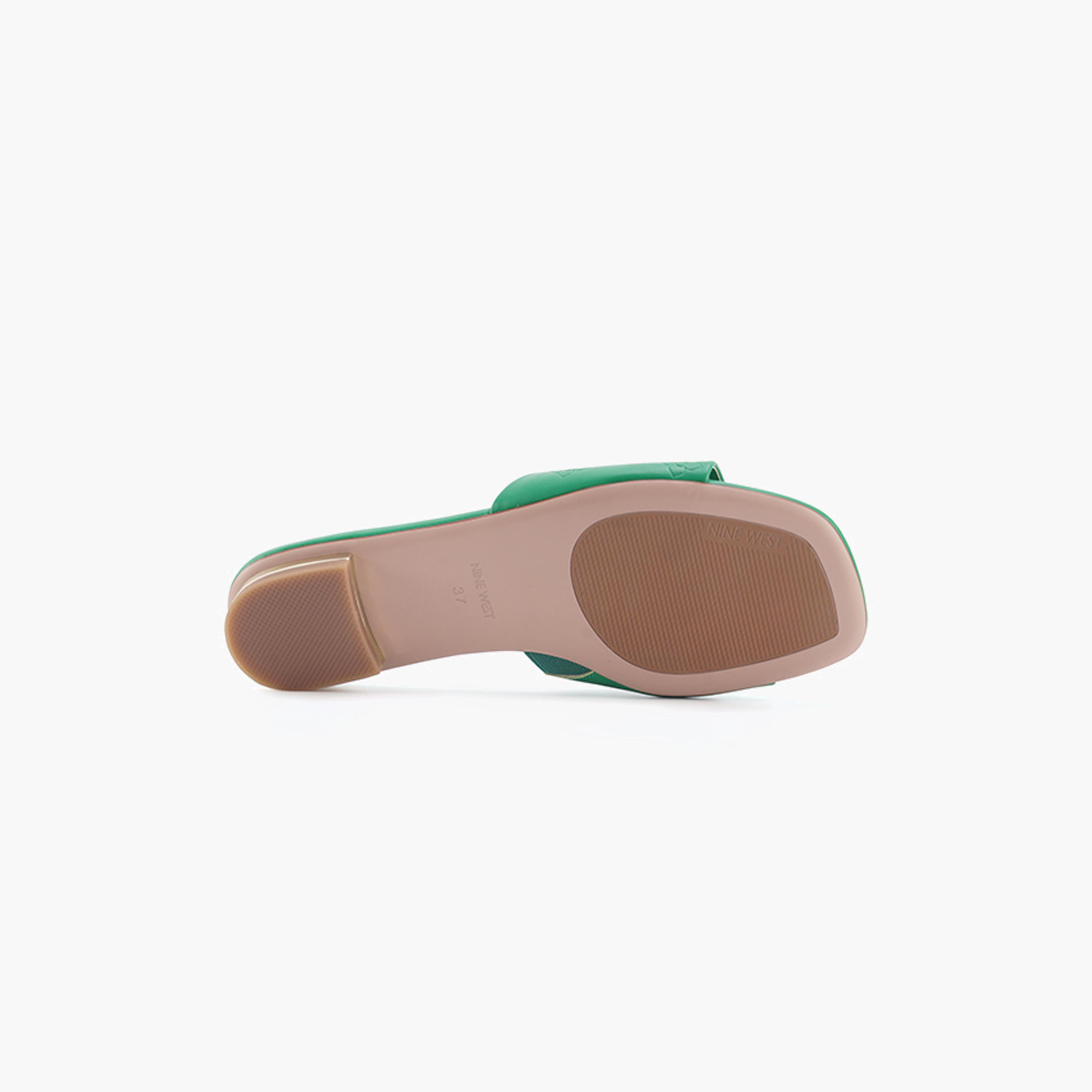 ناين ويست-صندل للنساء بطباعة الشعار | VALLES-women-shoes-sandals-flats-image-6