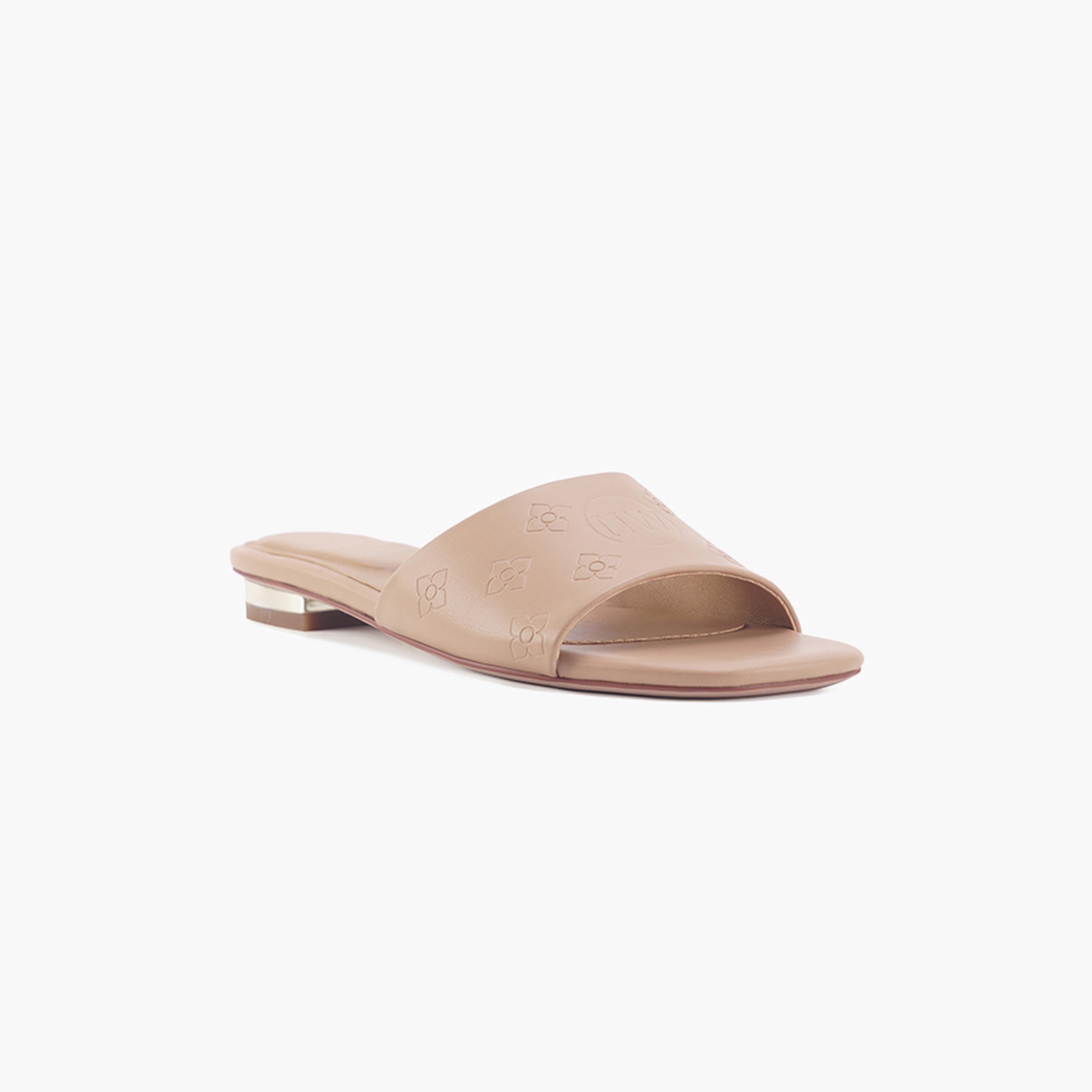 ناين ويست-صندل للنساء بطباعة الشعار | VALLES-women-shoes-sandals-flats-image-1