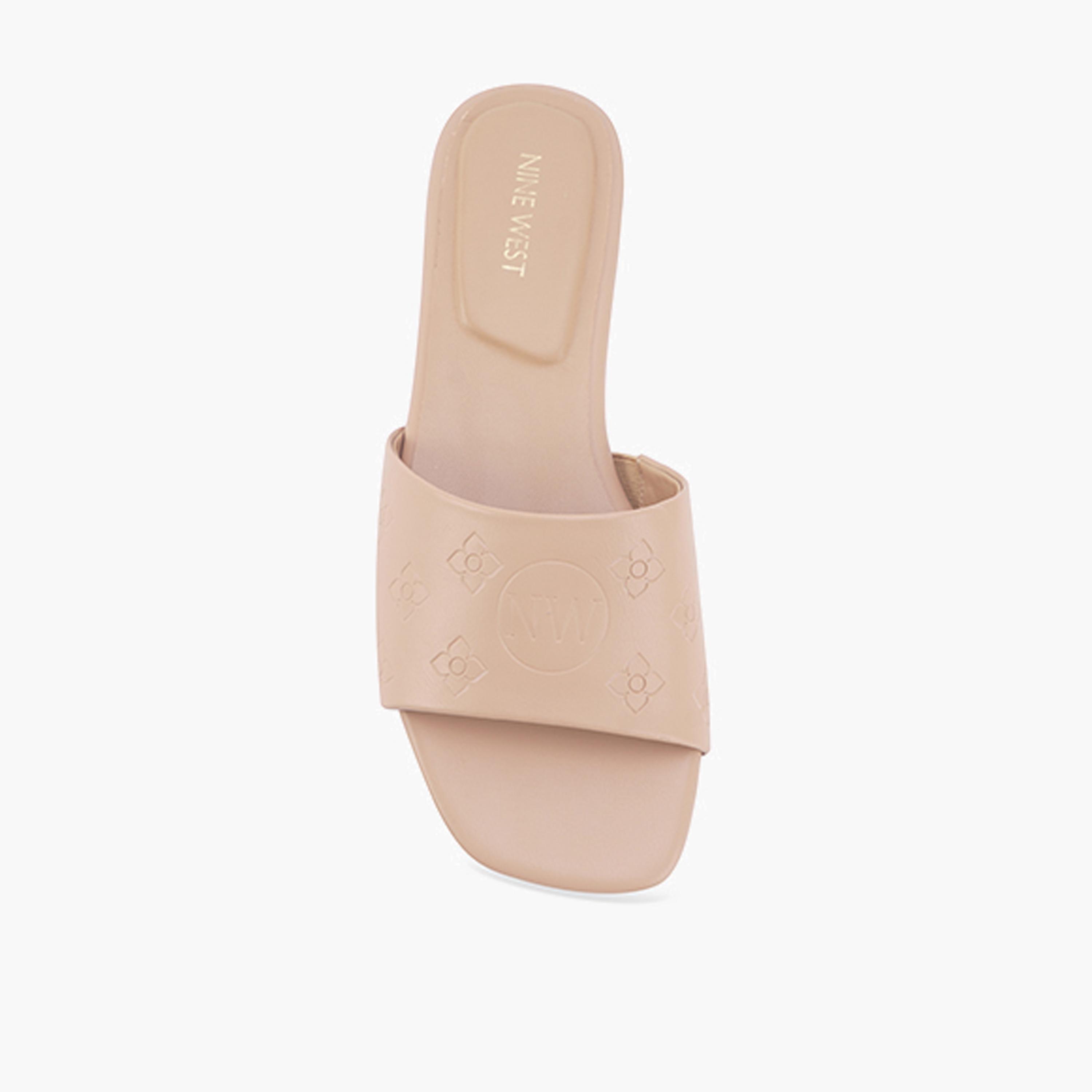 ناين ويست-صندل للنساء بطباعة الشعار | VALLES-women-shoes-sandals-flats-image-2