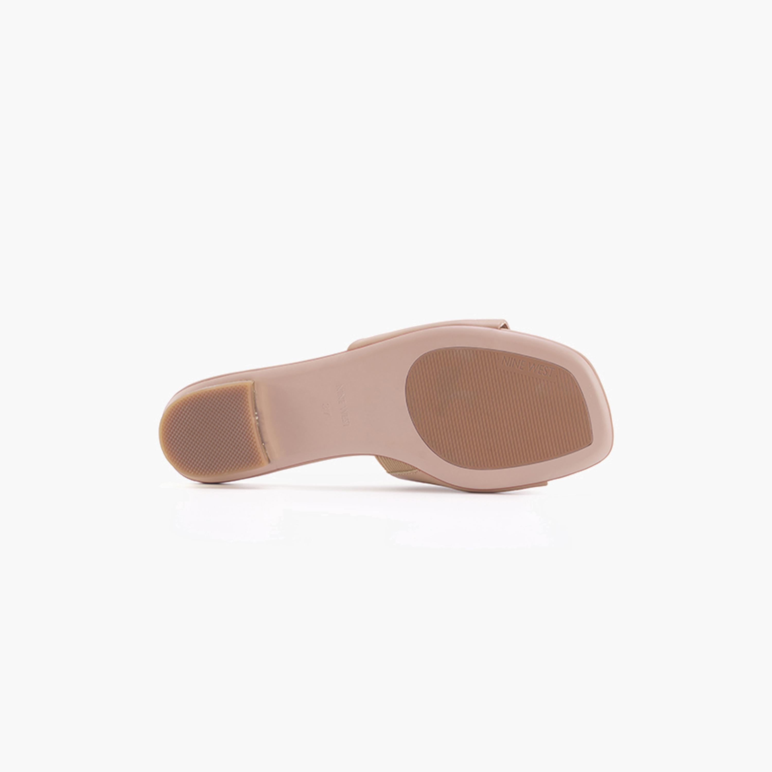 ناين ويست-صندل للنساء بطباعة الشعار | VALLES-women-shoes-sandals-flats-image-3