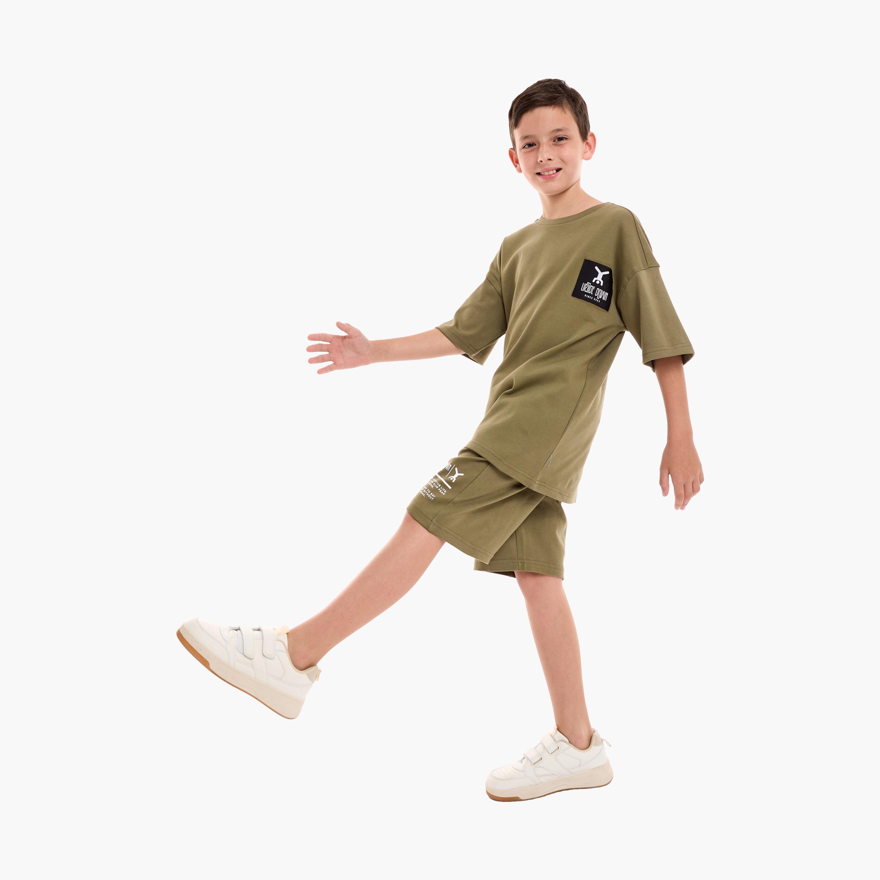 طقم من قطعتين: تيشيرت وشورت مريح من فيكتور آند جين-boys-clothing-setsandcoords-image-4
