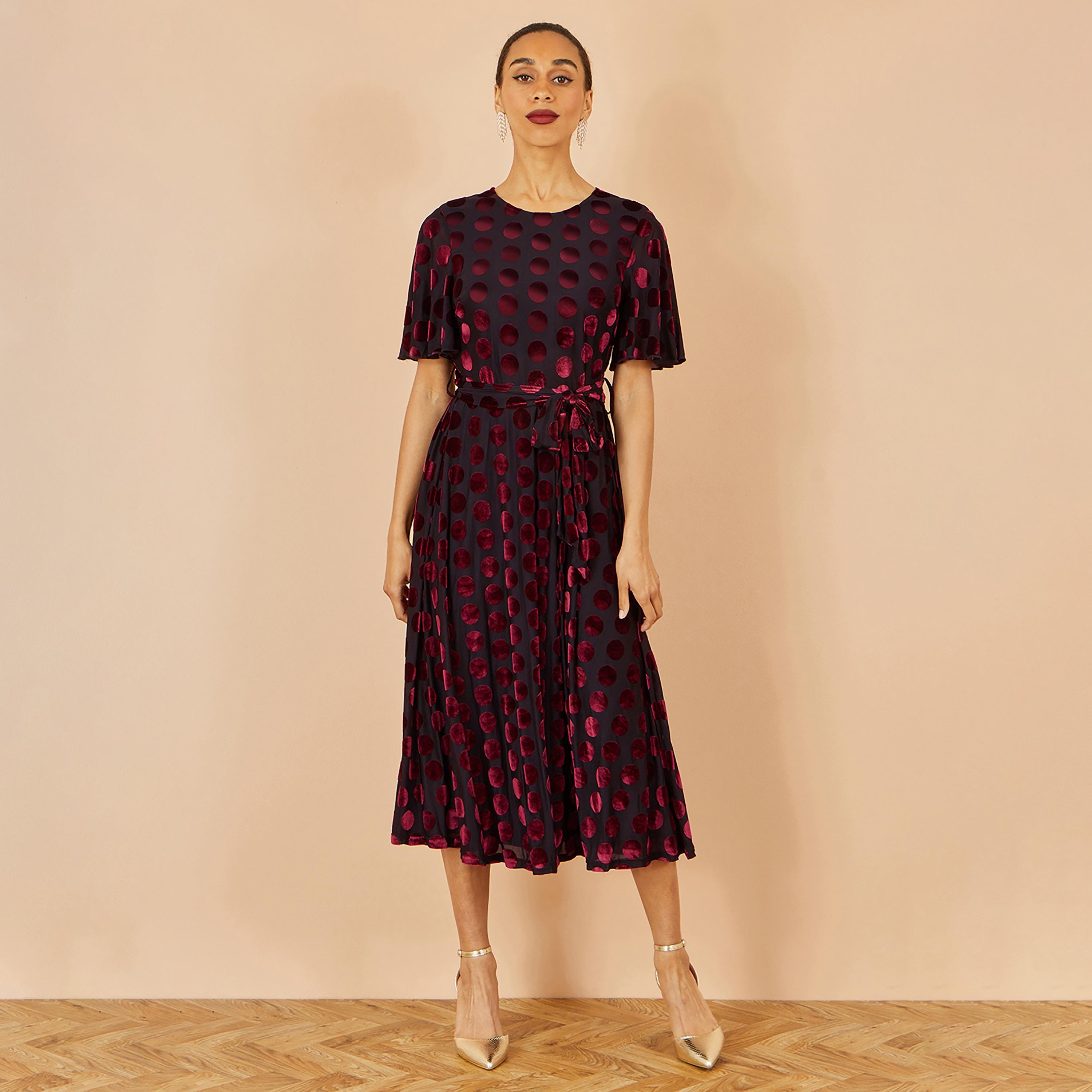 فستان ميدي نسائي من القطيفة بلون بورغندي بنقاط بولكا وأكمام رفرفة من يومي-women-clothing-dresses-image-1