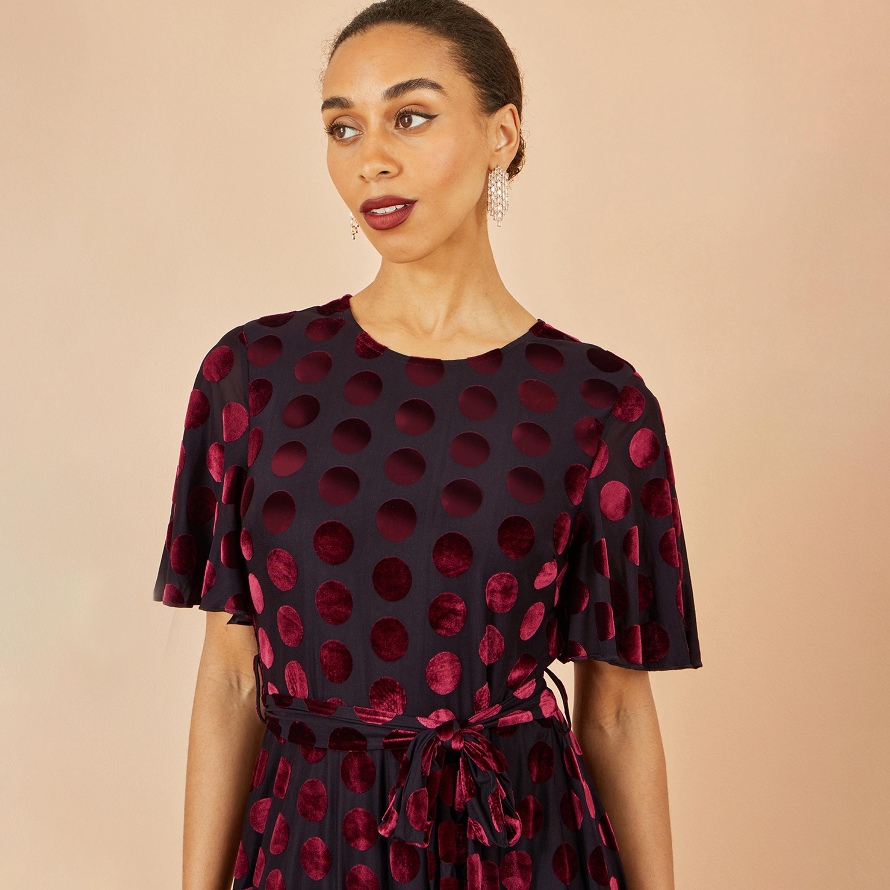 فستان ميدي نسائي من القطيفة بلون بورغندي بنقاط بولكا وأكمام رفرفة من يومي-women-clothing-dresses-image-3