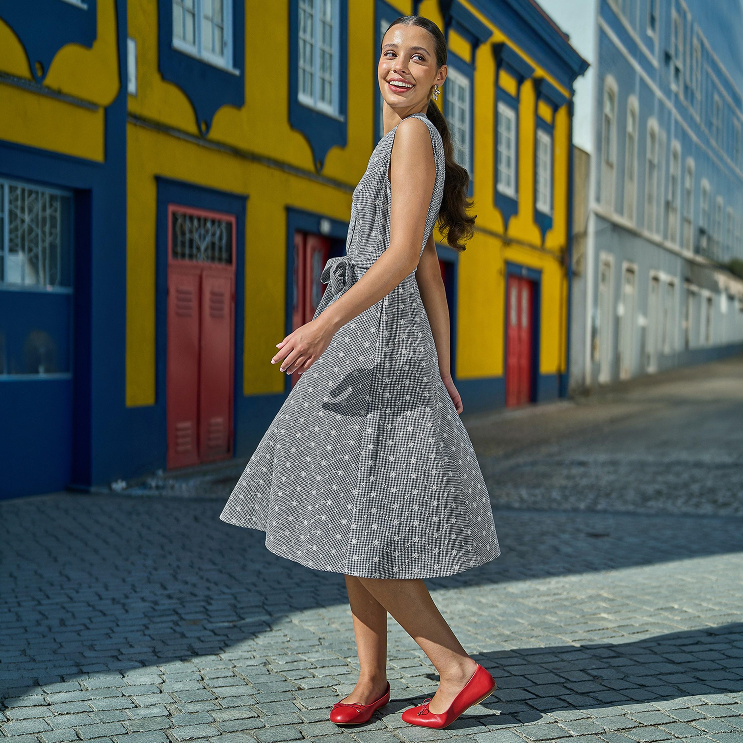 فستان ميدي قطني مع حزام وياقة "ماندارين" وتطريز زهور وكاروهات سوداء من يومي-women-clothing-dresses-image-3