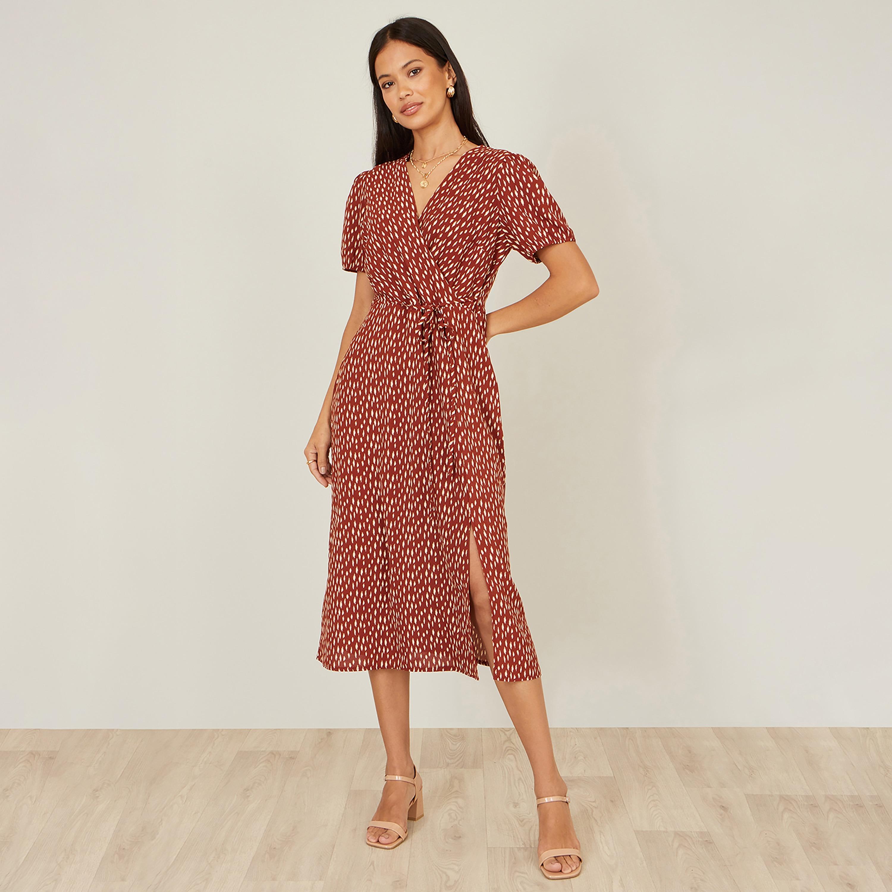 فستان ميدي بتصميم "لف" وفتحة رقبة "سوربليس" وتصميم مطبوع لون بني من يومي-women-clothing-dresses-image-1