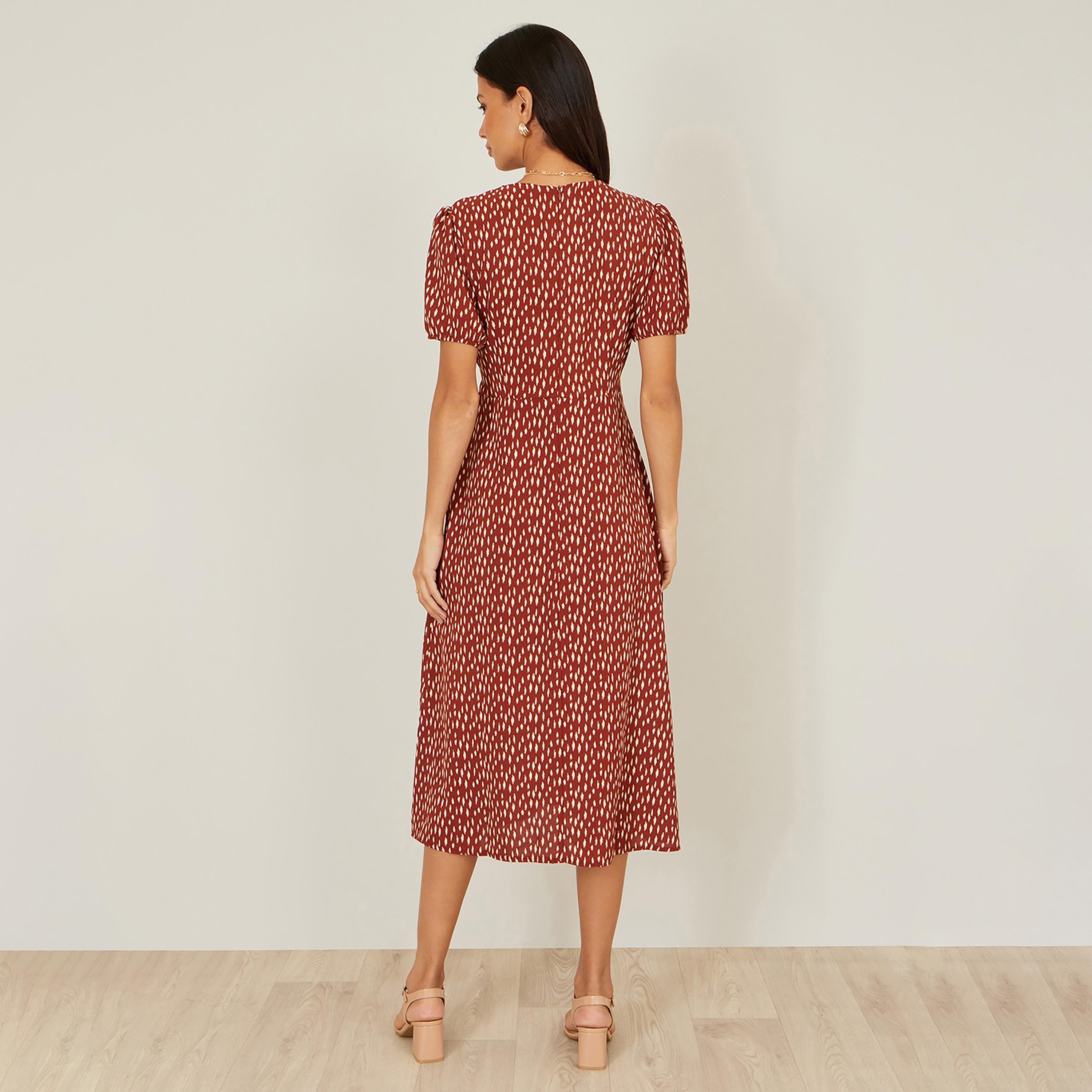 فستان ميدي بتصميم "لف" وفتحة رقبة "سوربليس" وتصميم مطبوع لون بني من يومي-women-clothing-dresses-image-3