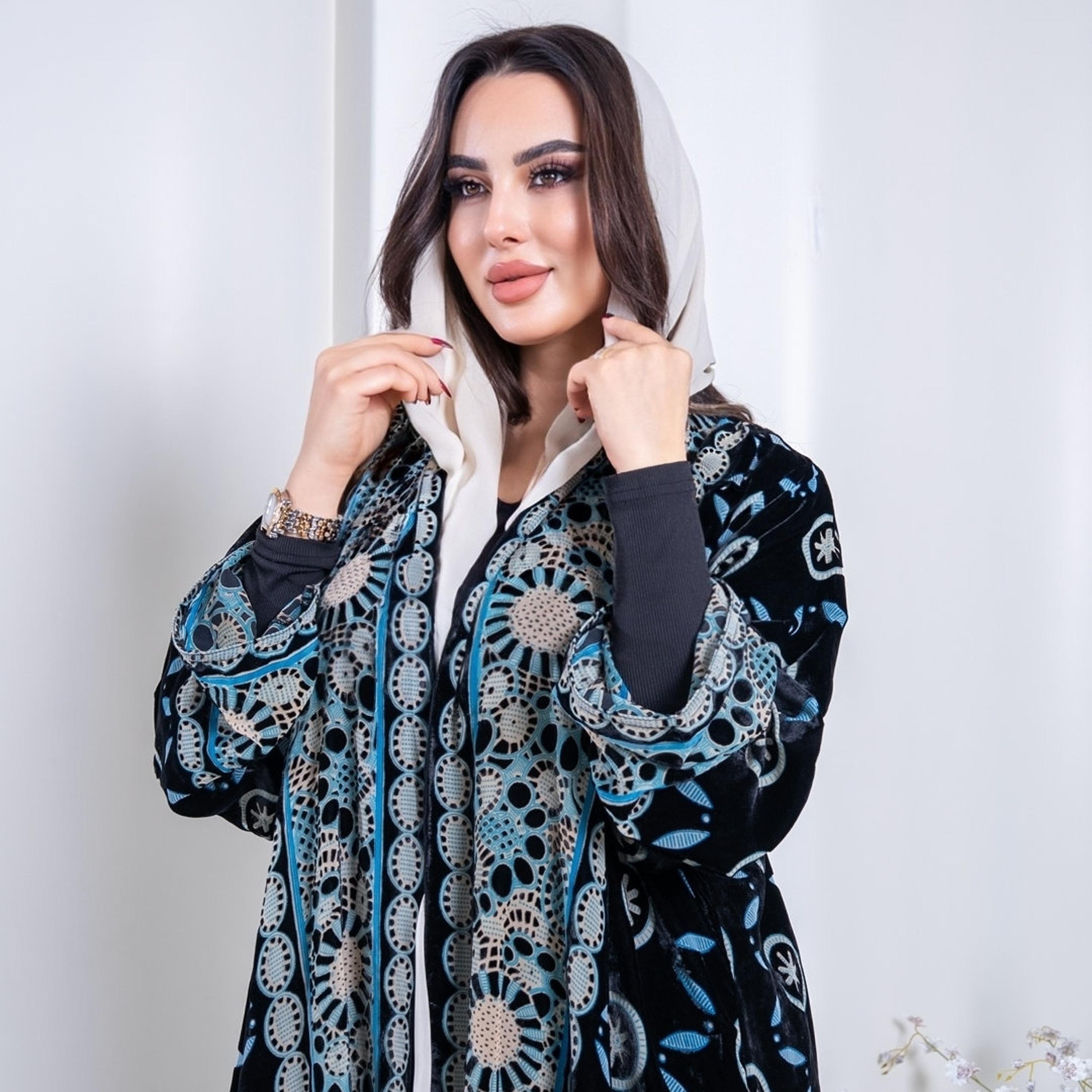 عباية نسائية "نصف كلوش" بأكمام واسعة وطبعة هندسية قماش كريب مع حجاب - أزرق من إيليجنت حجاب-women-arabicclothing-abayas-image-2