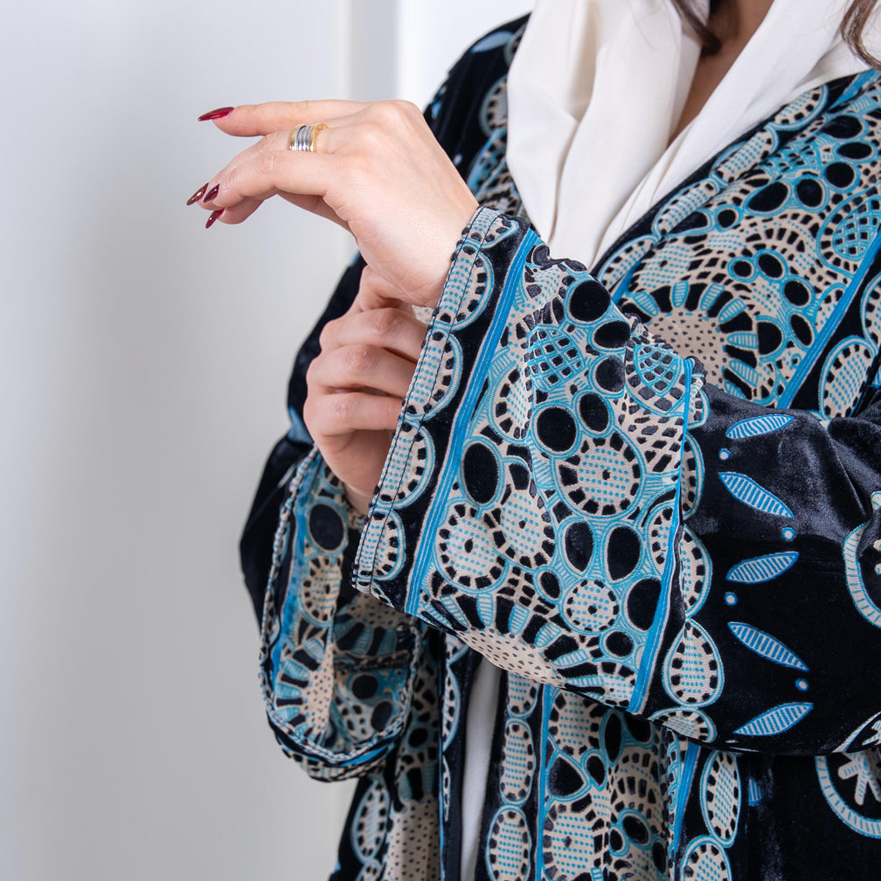 عباية نسائية "نصف كلوش" بأكمام واسعة وطبعة هندسية قماش كريب مع حجاب - أزرق من إيليجنت حجاب-women-arabicclothing-abayas-image-3