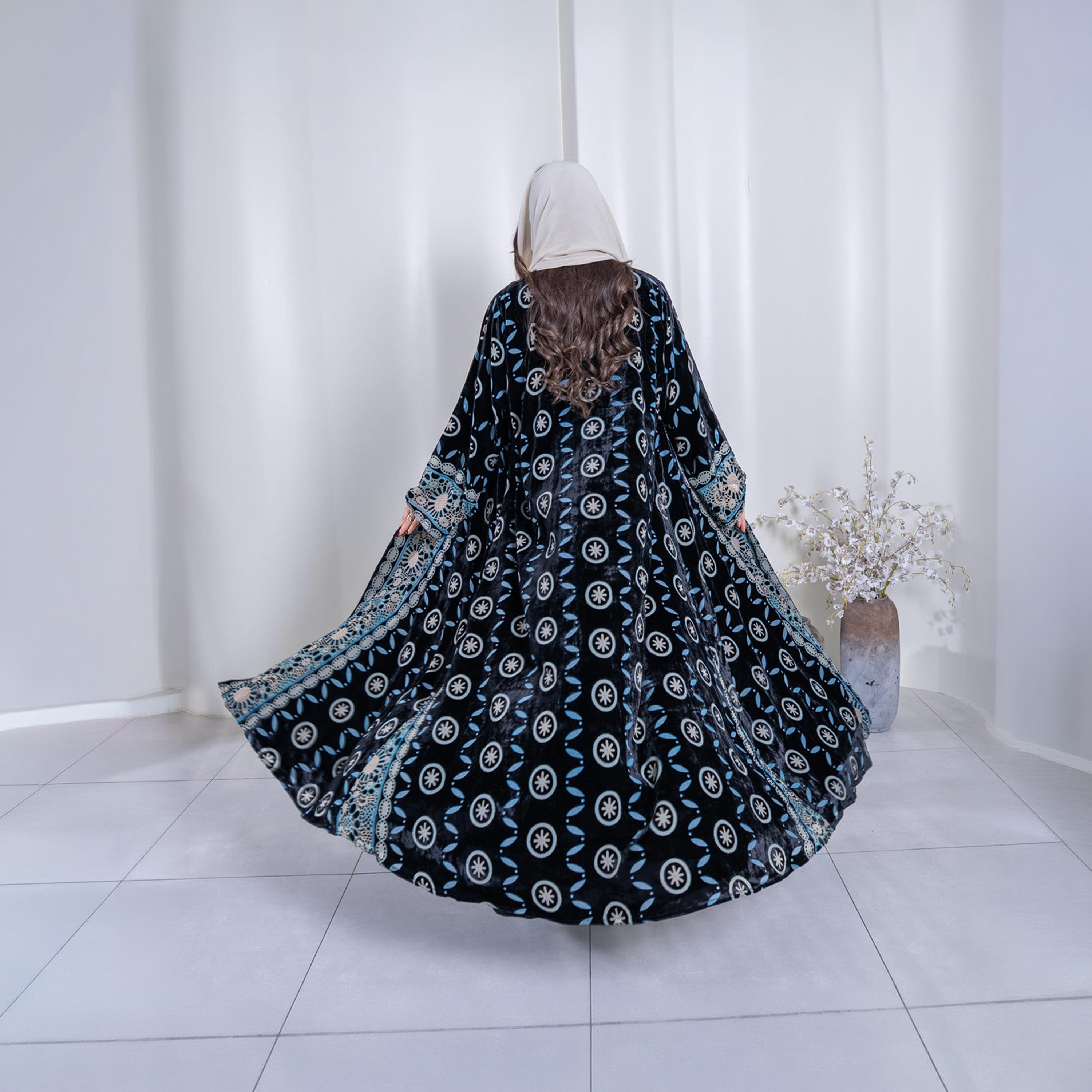 عباية نسائية "نصف كلوش" بأكمام واسعة وطبعة هندسية قماش كريب مع حجاب - أزرق من إيليجنت حجاب-women-arabicclothing-abayas-image-4