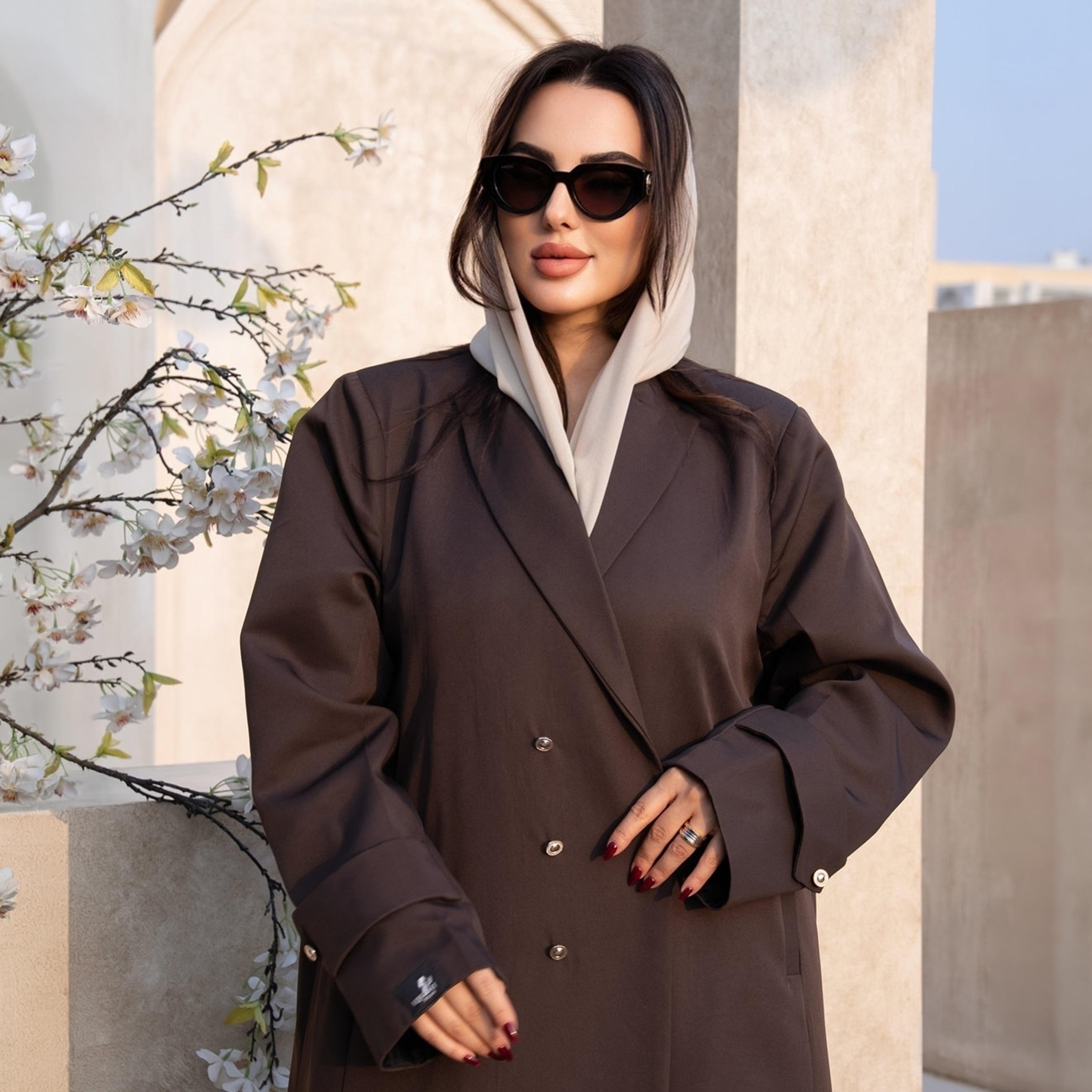 عباية رسمية نسائية "نصف كلوش" بياقة مطوية قماش كريب مع حجاب من إيليجنت حجاب-women-arabicclothing-abayas-image-2