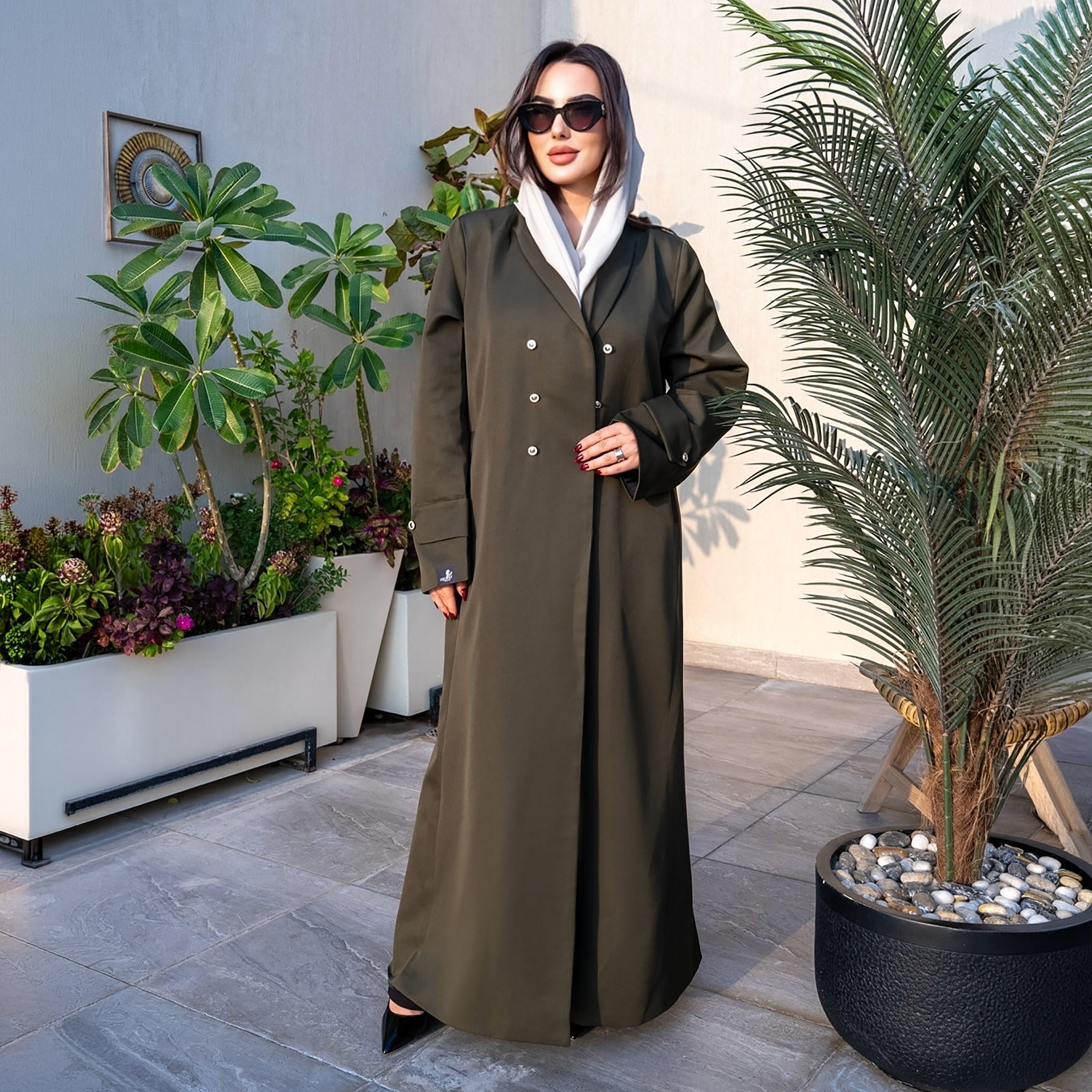 عباية رسمية نسائية "نصف كلوش" بياقة مطوية قماش كريب مع حجاب من إيليجنت حجاب-women-arabicclothing-abayas-image-1