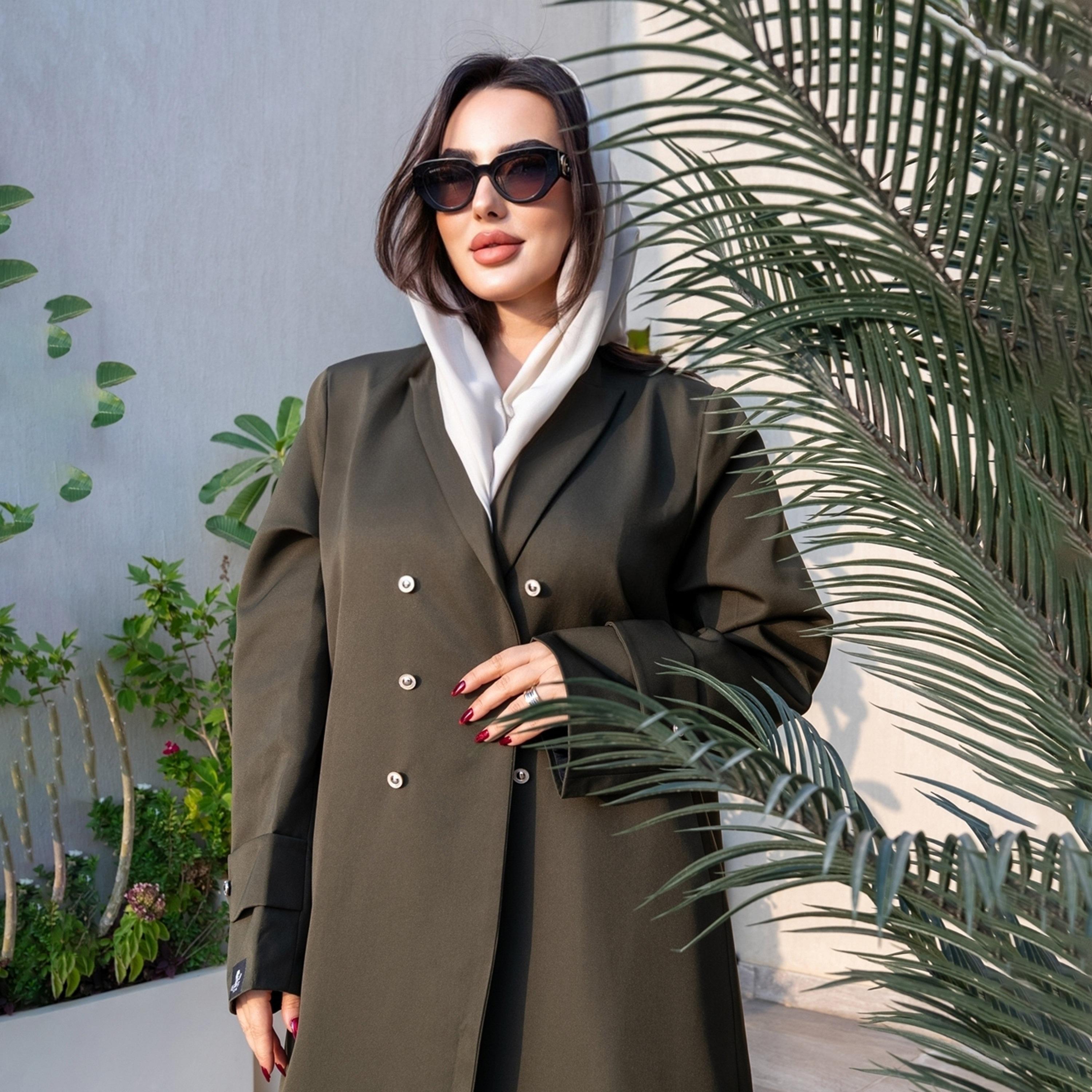 عباية رسمية نسائية "نصف كلوش" بياقة مطوية قماش كريب مع حجاب من إيليجنت حجاب-women-arabicclothing-abayas-image-2