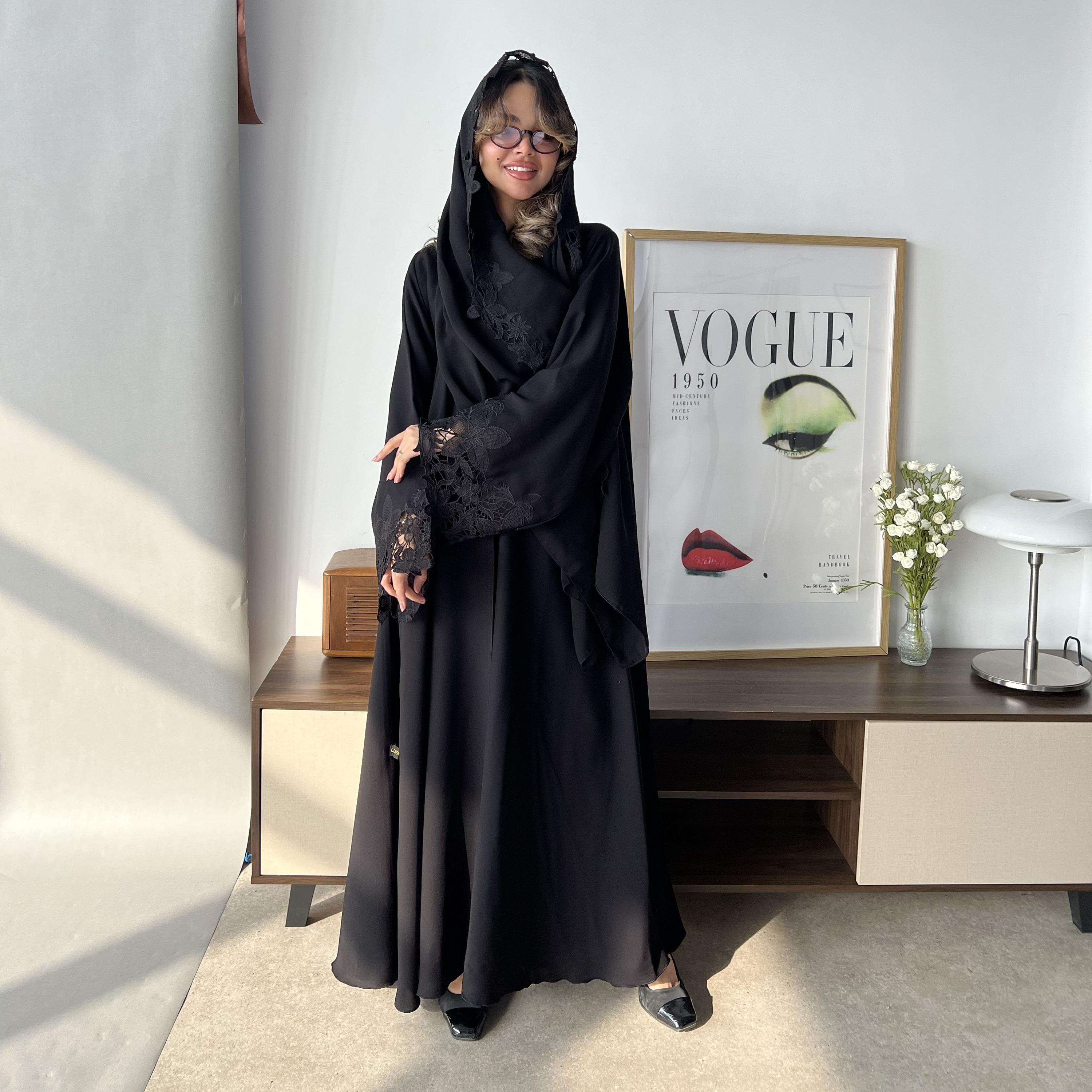 عباية نسائية بتصميم كلوش فليرد مطرزة بالزهور بأكمام واسعة من الكريب الأوكراني مع طرحة من لوسين عباية-women-arabicclothing-abayas-image-1