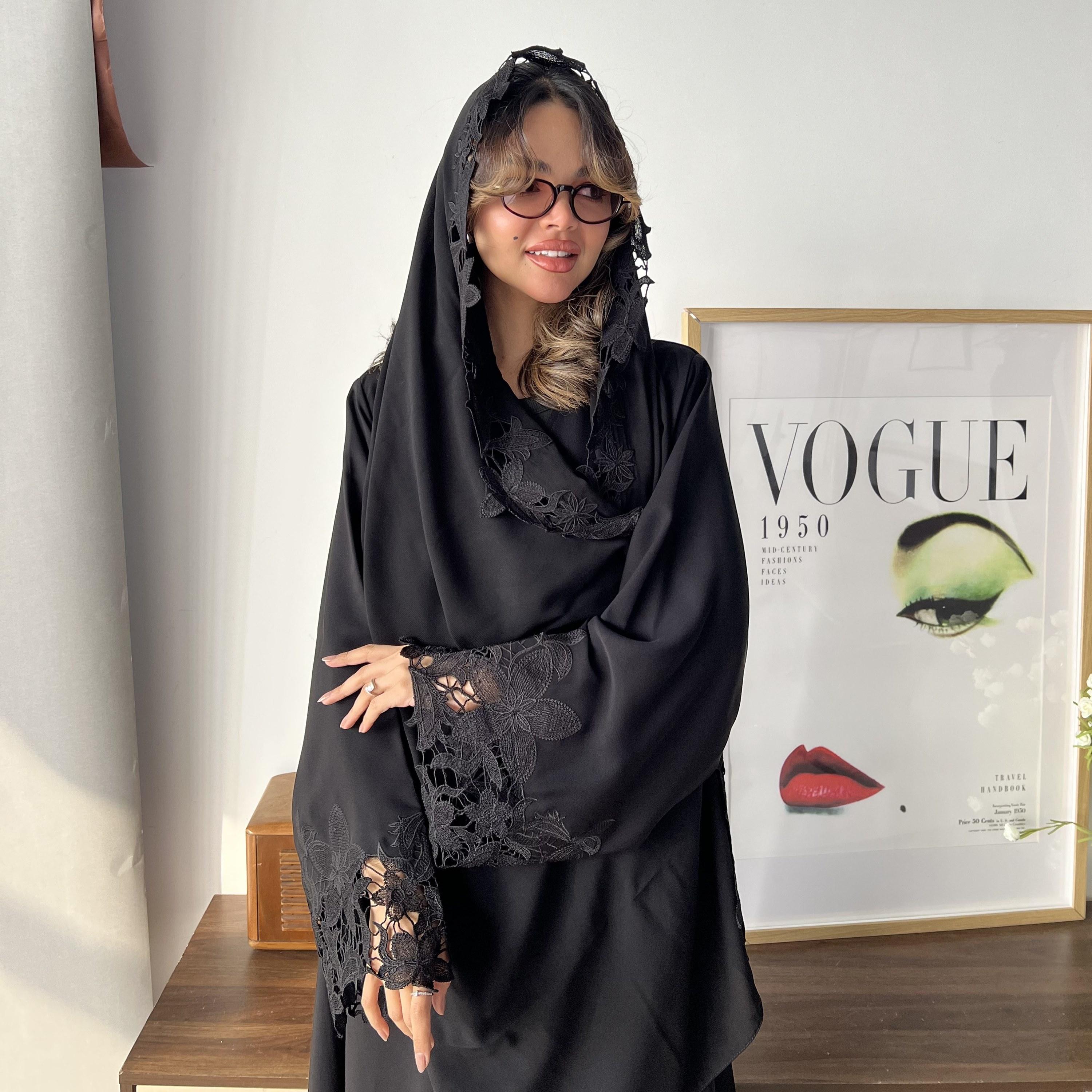 عباية نسائية بتصميم كلوش فليرد مطرزة بالزهور بأكمام واسعة من الكريب الأوكراني مع طرحة من لوسين عباية-women-arabicclothing-abayas-image-6