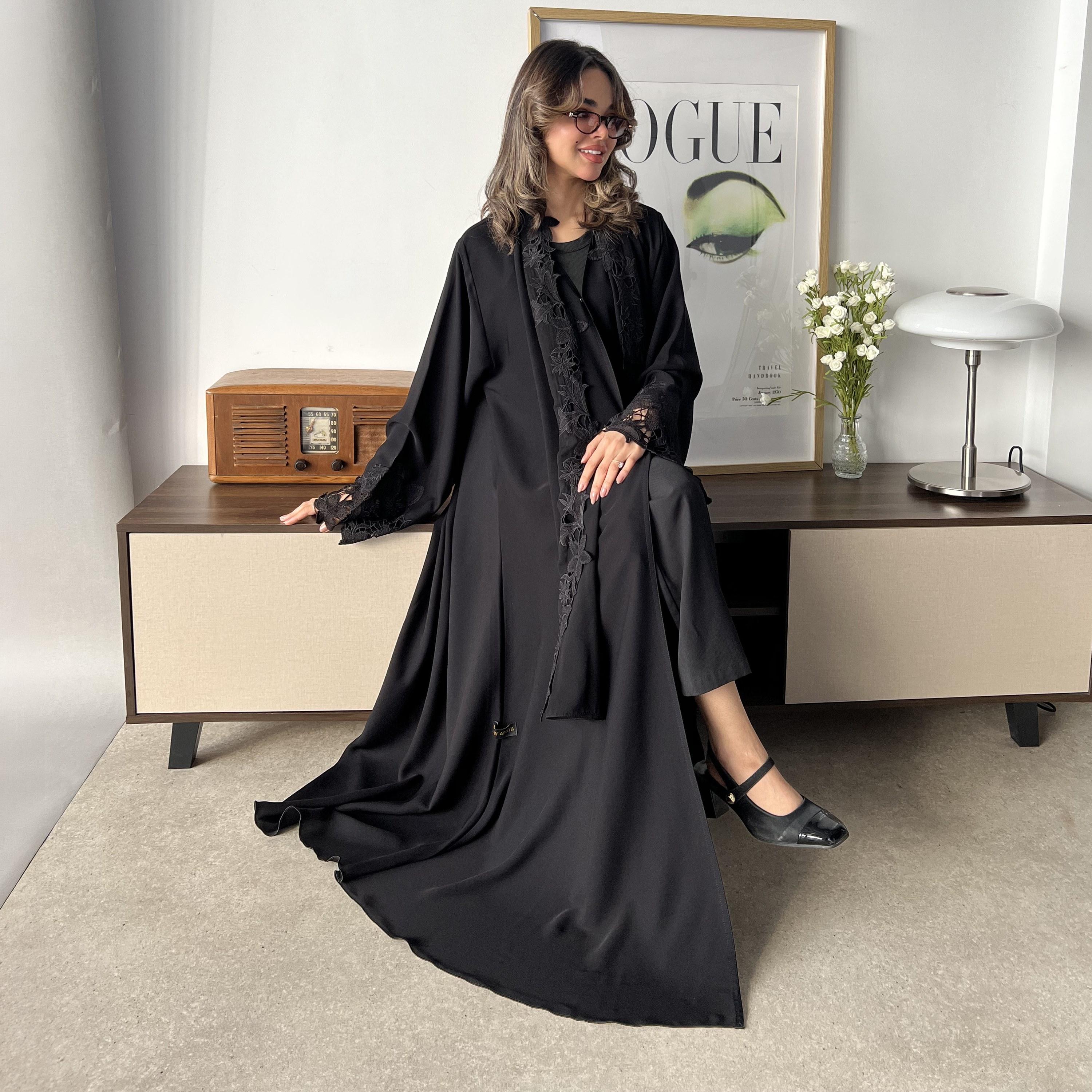 عباية نسائية بتصميم كلوش فليرد مطرزة بالزهور بأكمام واسعة من الكريب الأوكراني مع طرحة من لوسين عباية-women-arabicclothing-abayas-image-7
