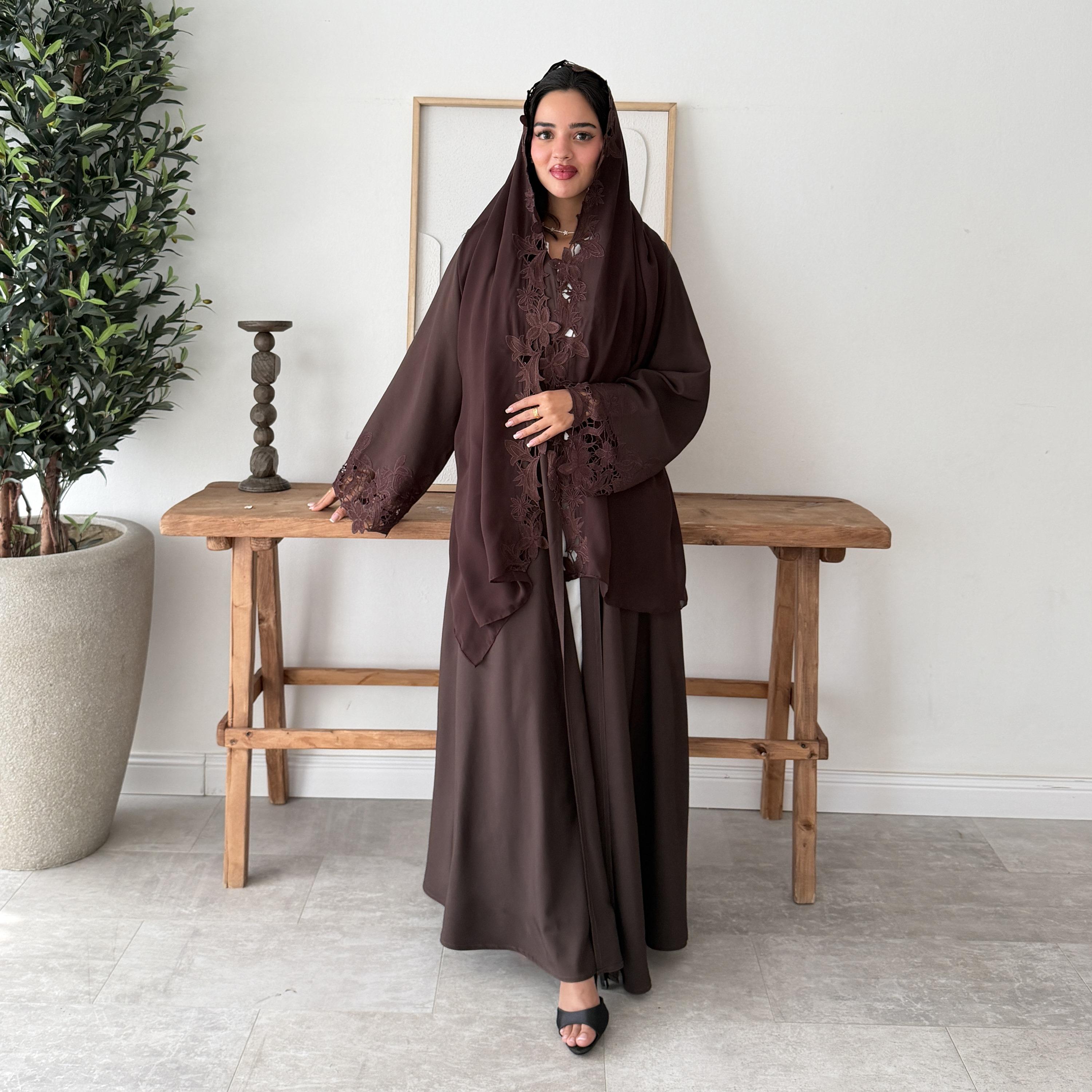 عباية نسائية بتصميم كلوش فليرد مطرزة بالزهور بأكمام واسعة من الكريب الأوكراني مع طرحة من لوسين عباية-women-arabicclothing-abayas-image-1