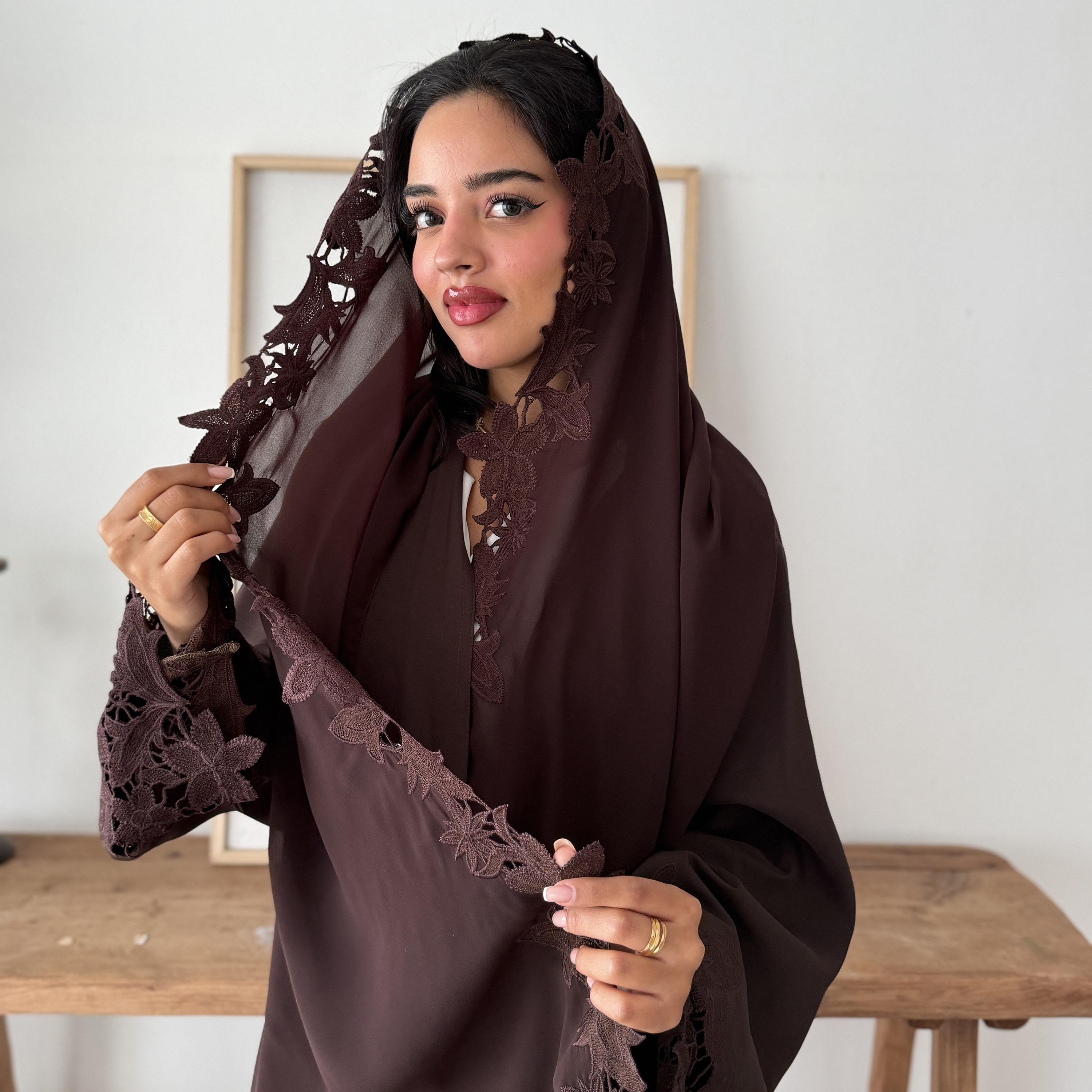 عباية نسائية بتصميم كلوش فليرد مطرزة بالزهور بأكمام واسعة من الكريب الأوكراني مع طرحة من لوسين عباية-women-arabicclothing-abayas-image-2