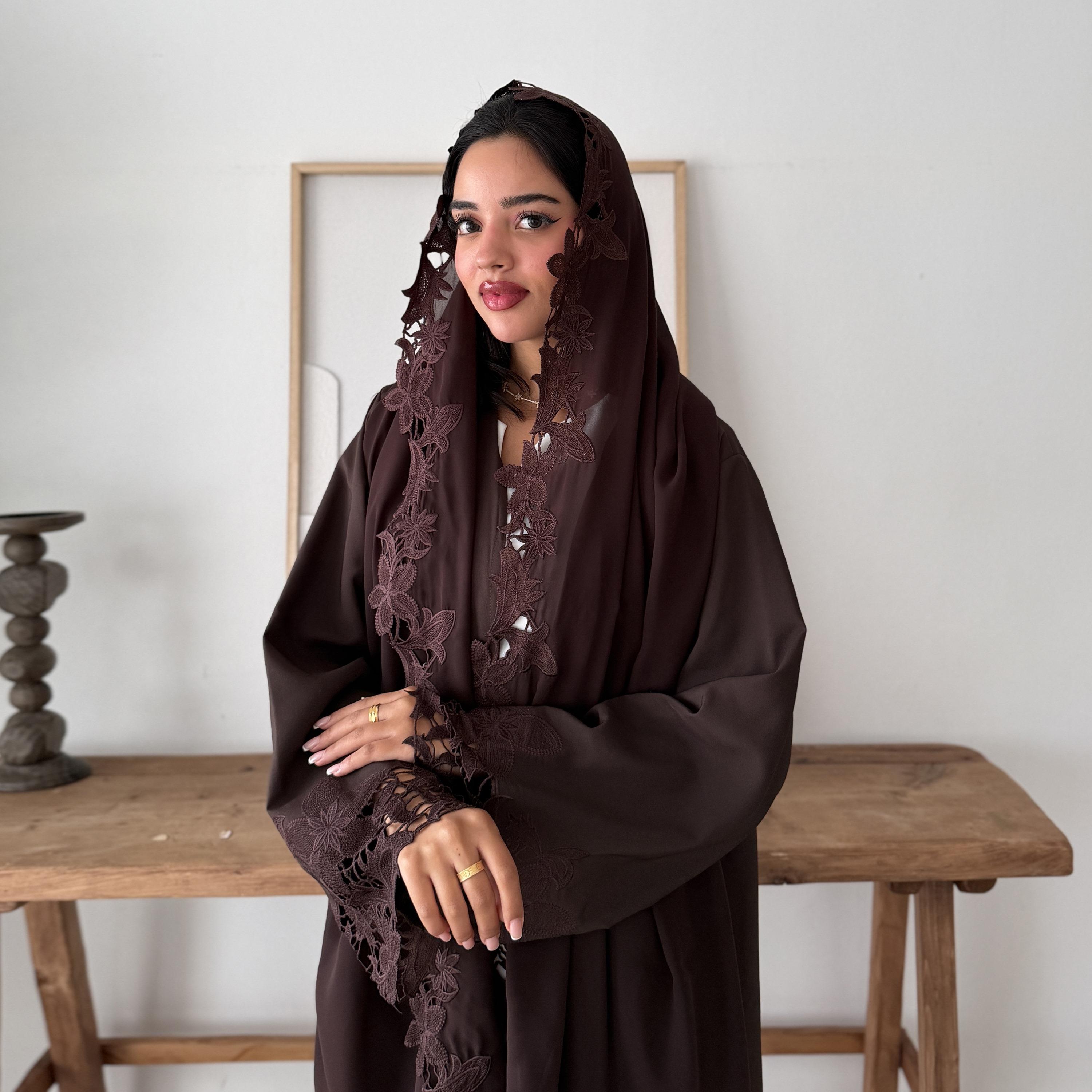 عباية نسائية بتصميم كلوش فليرد مطرزة بالزهور بأكمام واسعة من الكريب الأوكراني مع طرحة من لوسين عباية-women-arabicclothing-abayas-image-3