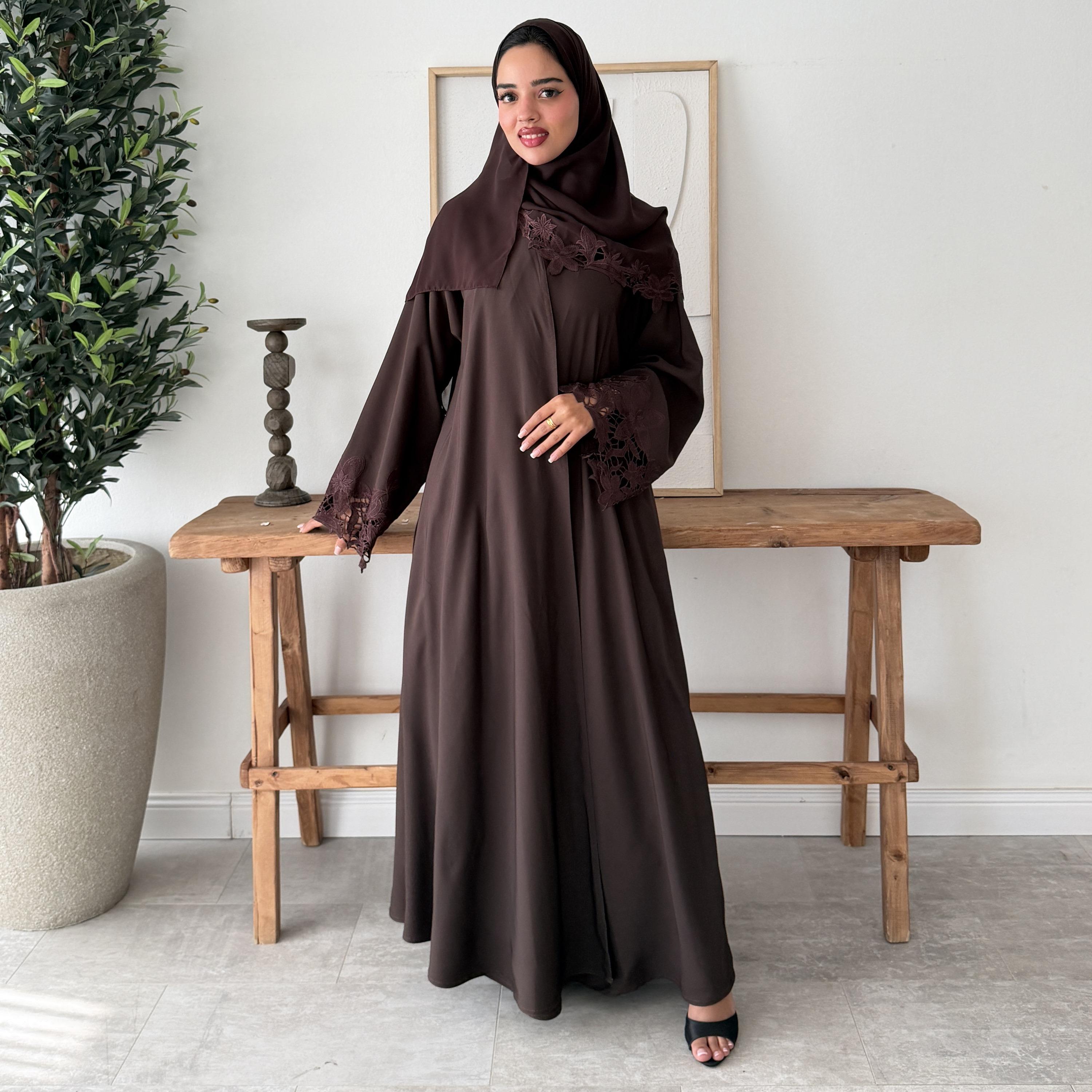 عباية نسائية بتصميم كلوش فليرد مطرزة بالزهور بأكمام واسعة من الكريب الأوكراني مع طرحة من لوسين عباية-women-arabicclothing-abayas-image-5