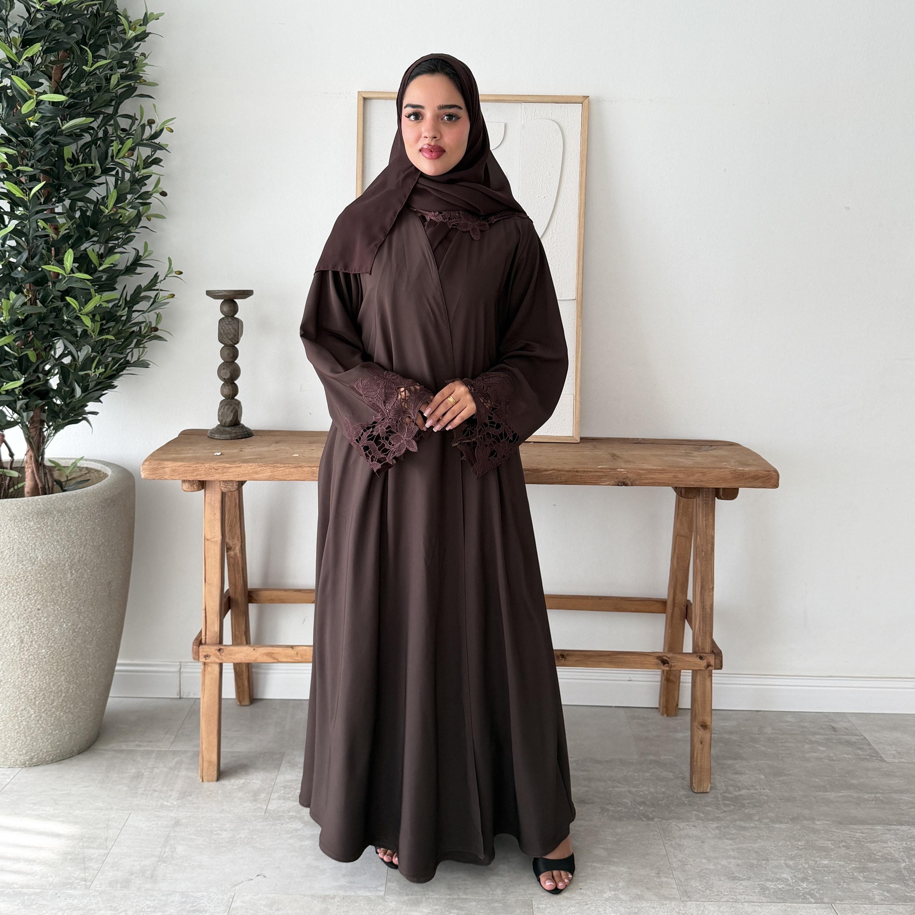 عباية نسائية بتصميم كلوش فليرد مطرزة بالزهور بأكمام واسعة من الكريب الأوكراني مع طرحة من لوسين عباية-women-arabicclothing-abayas-image-6