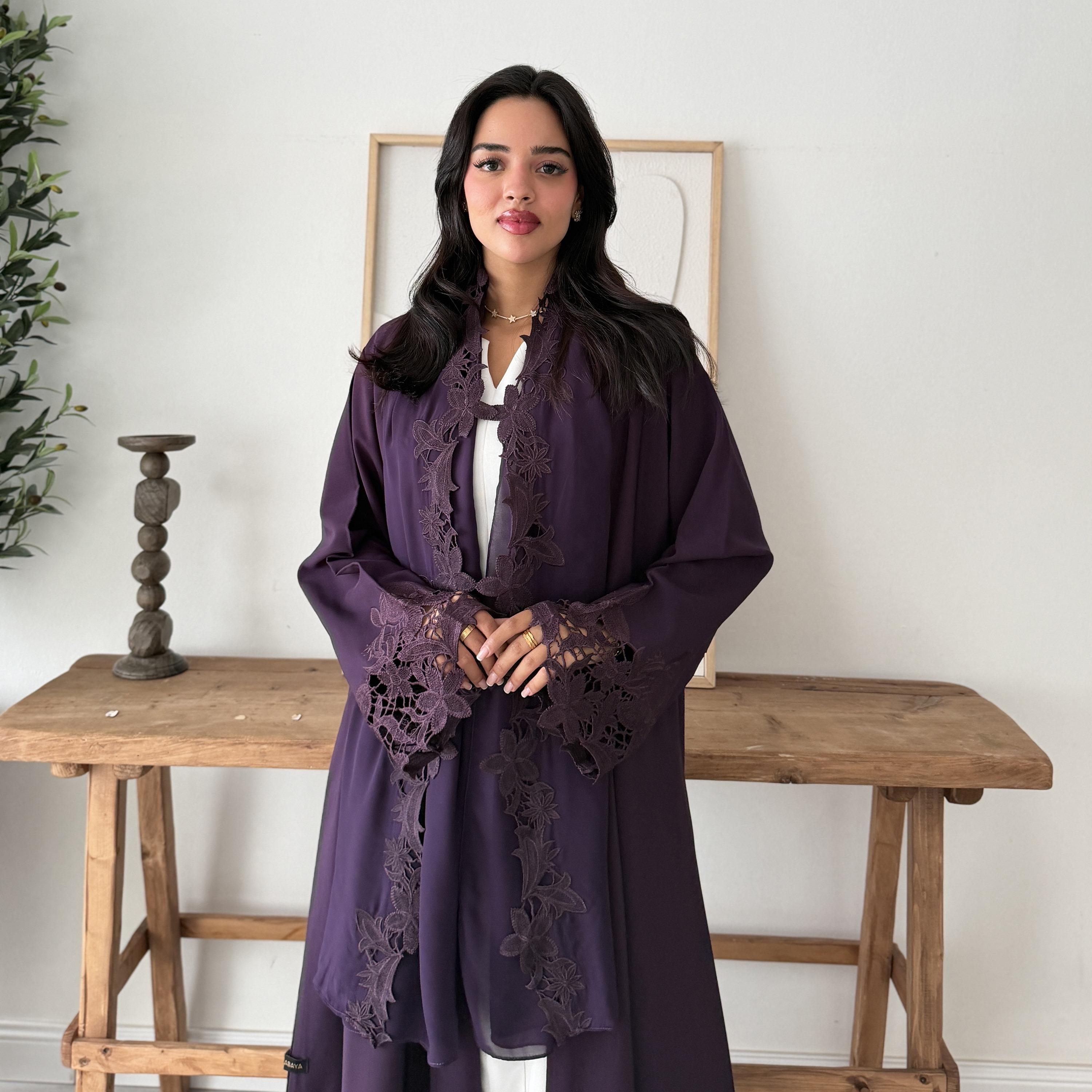 عباية نسائية بتصميم كلوش فليرد مطرزة بالزهور بأكمام واسعة من الكريب الأوكراني مع طرحة من لوسين عباية-women-arabicclothing-abayas-image-2