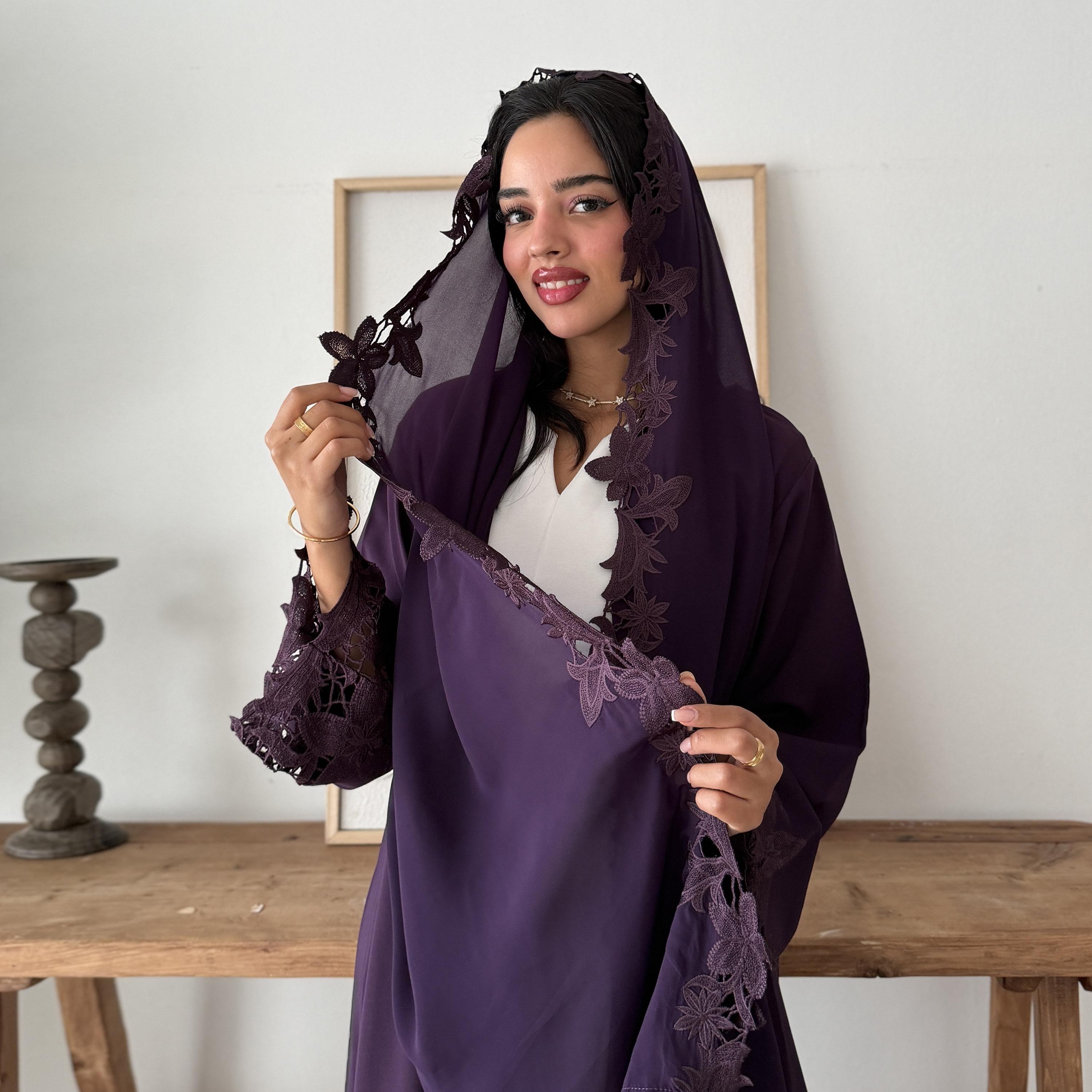 عباية نسائية بتصميم كلوش فليرد مطرزة بالزهور بأكمام واسعة من الكريب الأوكراني مع طرحة من لوسين عباية-women-arabicclothing-abayas-image-3